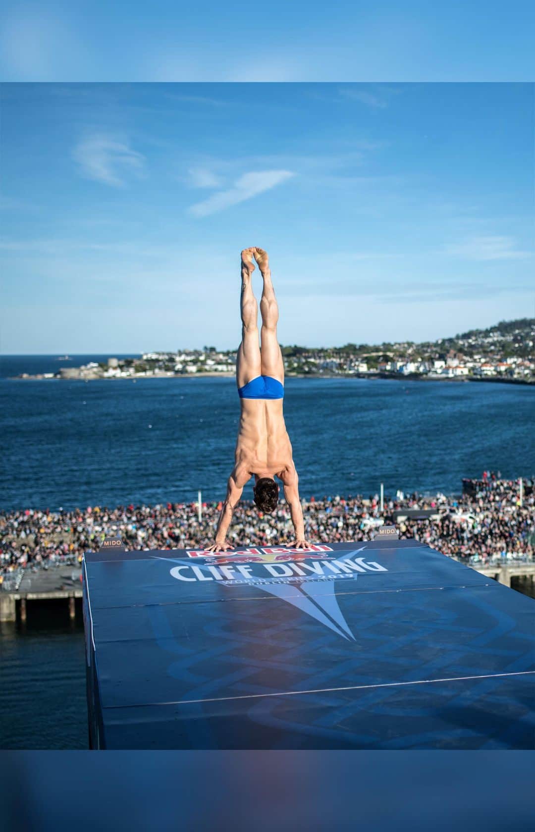 のインスタグラム：「Over 145,000 people came to witness the world's best divers take the plunge into Dún Laoghaire Harbour this weekend. @constantin.popovici and @rhiannan_iffland claimed victory after an intense two-day competition in Ireland for the @redbullcliffdiving World Series 2019.  Watch all the action again on Red Bull TV!」