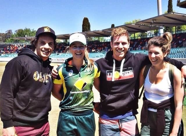 デビッド・ポーコックさんのインスタグラム写真 - (デビッド・ポーコックInstagram)「#tbt to celebrate having @m.toomua back in Australia! Cheering on @ellyseperry at Manuka Oval.  #throwbackthursday #cricket #canberra」5月16日 17時09分 - davidpocock