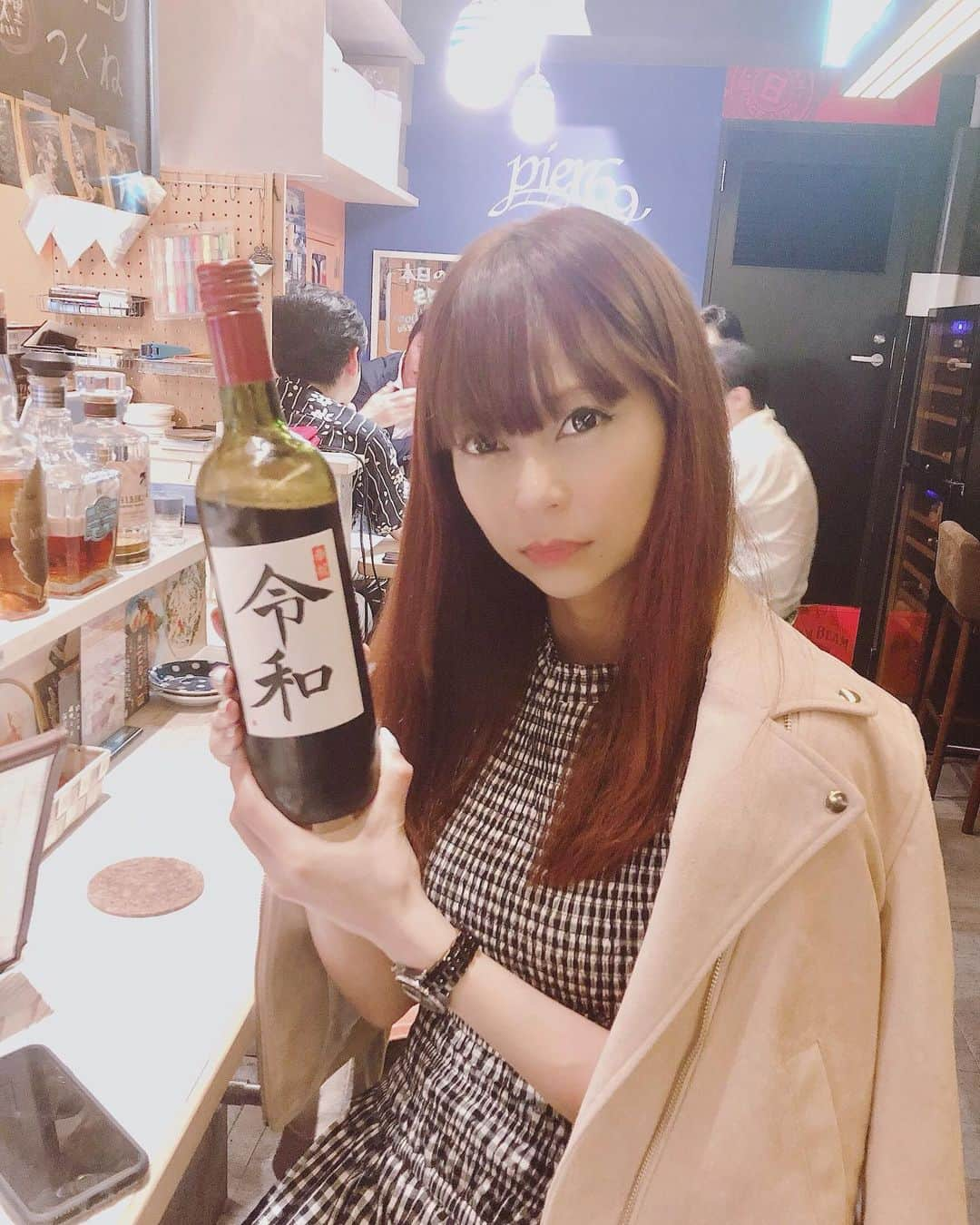 青山愛菜さんのインスタグラム写真 - (青山愛菜Instagram)「#令和 #なんでも商品化しやがって😡  #撮るけど #載せるけど #まんまと」5月16日 17時12分 - ainamnsl