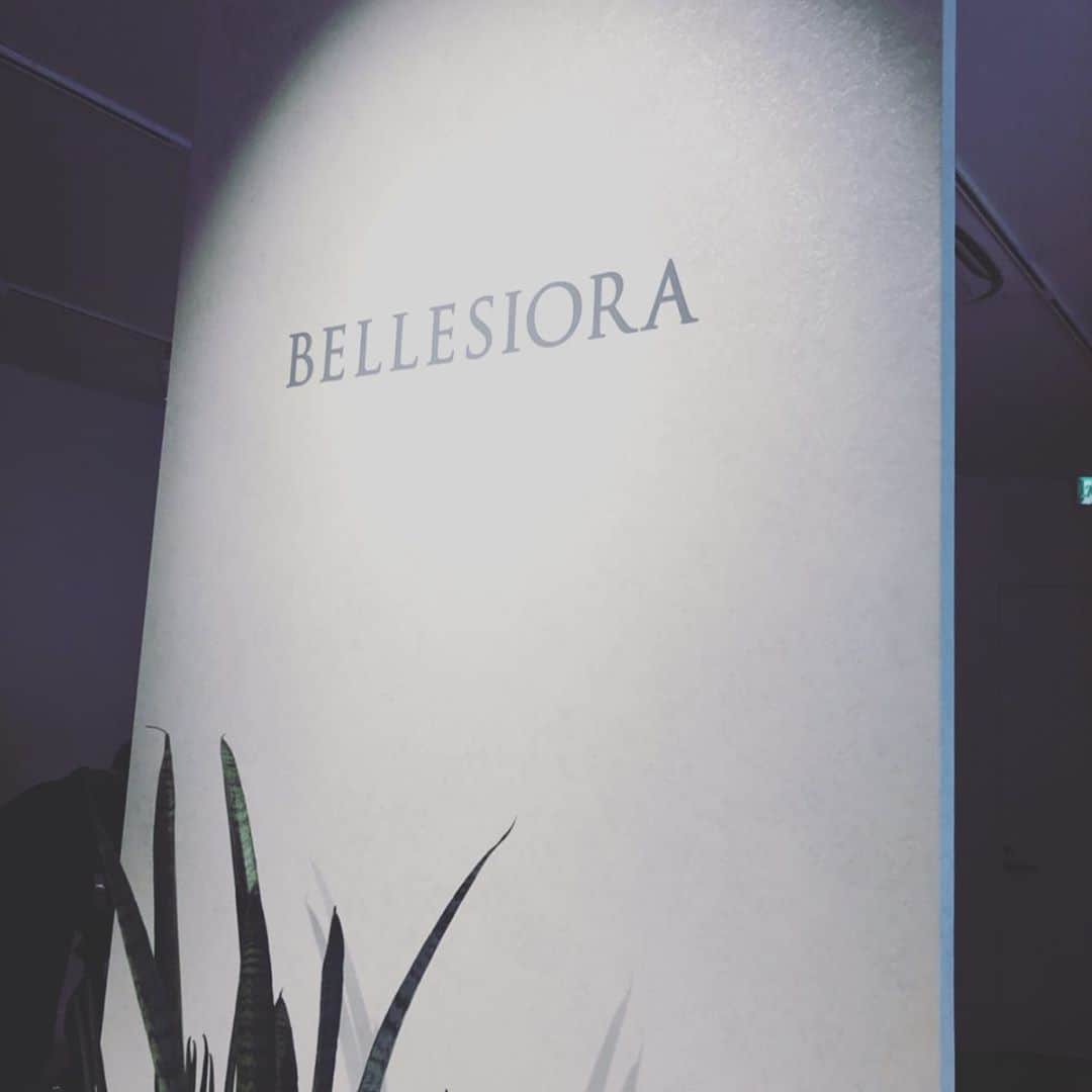 五明祐子さんのインスタグラム写真 - (五明祐子Instagram)「BELLESIORAの展示会で見つけたすごく素敵なブレスレット💎 引きで撮ってもらって🤣寄って撮ってもらって🤣着けたり外したり🤣かれこれ小一時間居たわ💦 カジュアルにもつけられるダイヤブレスレット、もー素敵過ぎたー ・ ・ #ベルシオラ#bellesiora #帰って冷静になってゆっくり考えよう😂」5月16日 17時13分 - gomyoyuko