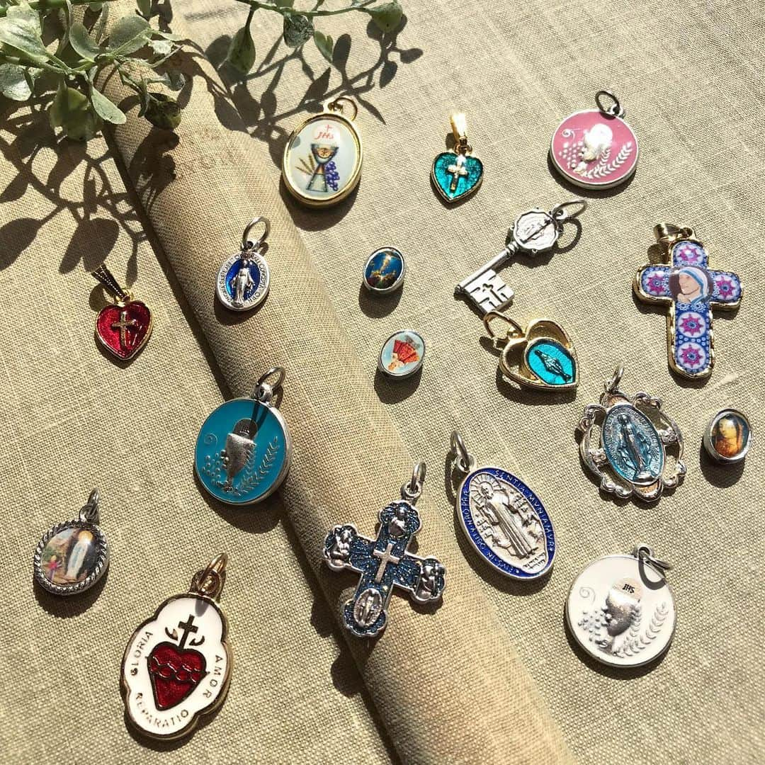 BOX CHARM Industryさんのインスタグラム写真 - (BOX CHARM IndustryInstagram)「こんにちは🌞  カラフルなメダイが入荷しました🌈 お好きなメダイとチェーンを組み合わせてネックレスなどおすすめです！！ . . . . #boxcharmindustry #boxcharm #handmade #accessories #handmadejewelry  #tokyo #harajuku #catstreet  #ボックスチャームインダストリー #ボックスチャーム  #ハンドメイド #ハンドメイドアクセサリー  #メダイ #メダイネックレス  #キャットストリート  #東京 #原宿 #原宿キャットストリート」5月16日 17時23分 - bcindustry_