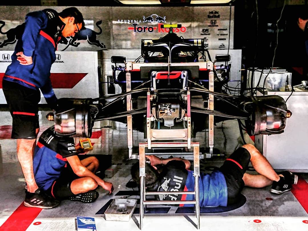中野信治さんのインスタグラム写真 - (中野信治Instagram)「スペインGPあれこれ。 GPパドックにはあちこちで最先端の情報が飛び交っている。  少し懐かしい空気を感じながら、これからのモータースポーツの未来をイメージします👊 #モータースポーツ  #スポーツ #日本 #f1 #車 #未来 #世界へ #ホンダ」5月16日 17時17分 - shinjinakano