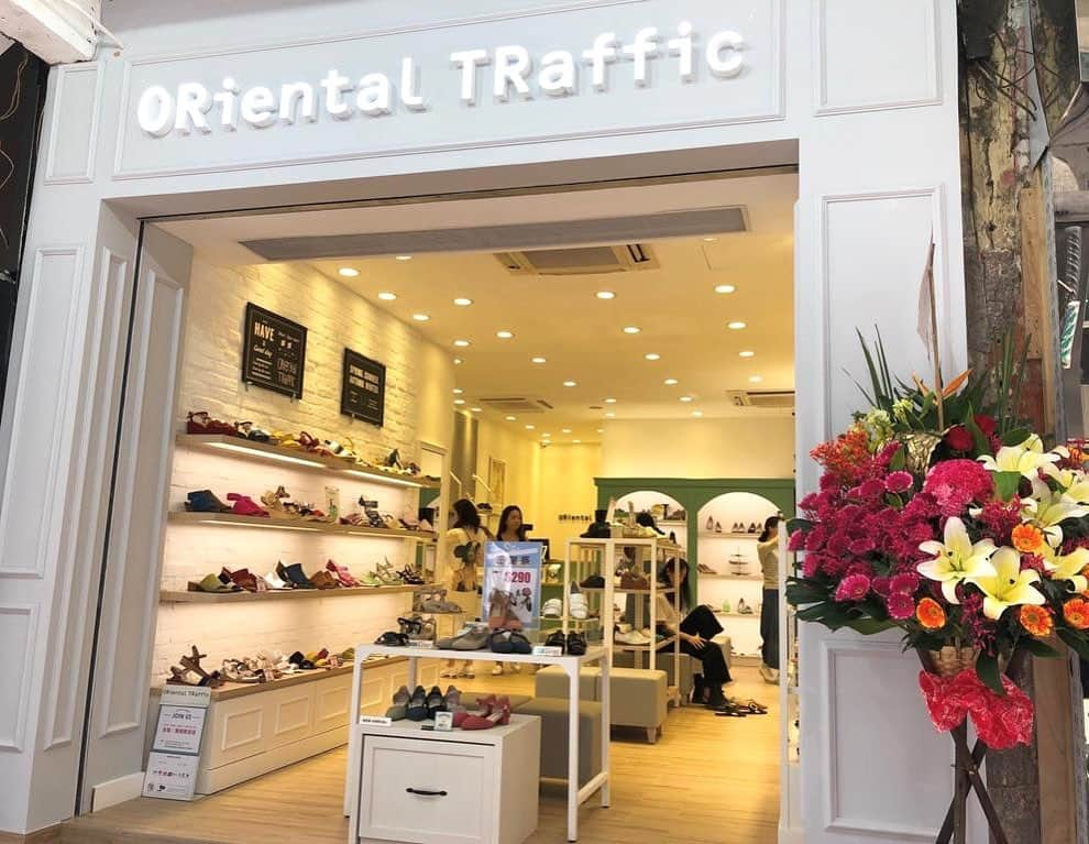 ORiental TRaffic HKさんのインスタグラム写真 - (ORiental TRaffic HKInstagram)「【ORiental TRaffic 銅鑼灣駱克道分店重新開幕】 ORiental TRaffic 銅鑼灣駱克道分店搬咗去對面街，今日重新開幕啦！新張期間凡購買任何正價鞋款即送你沙灘拖鞋一對！呢知優惠只有銅鑼灣駱克道分店有嫁咋！快啲約埋朋友一齊盡享優惠啦！  地址：銅鑼灣駱克道502號地下 電話：2834 1668 *數量有張，送完即止」5月16日 17時21分 - oriental_traffic