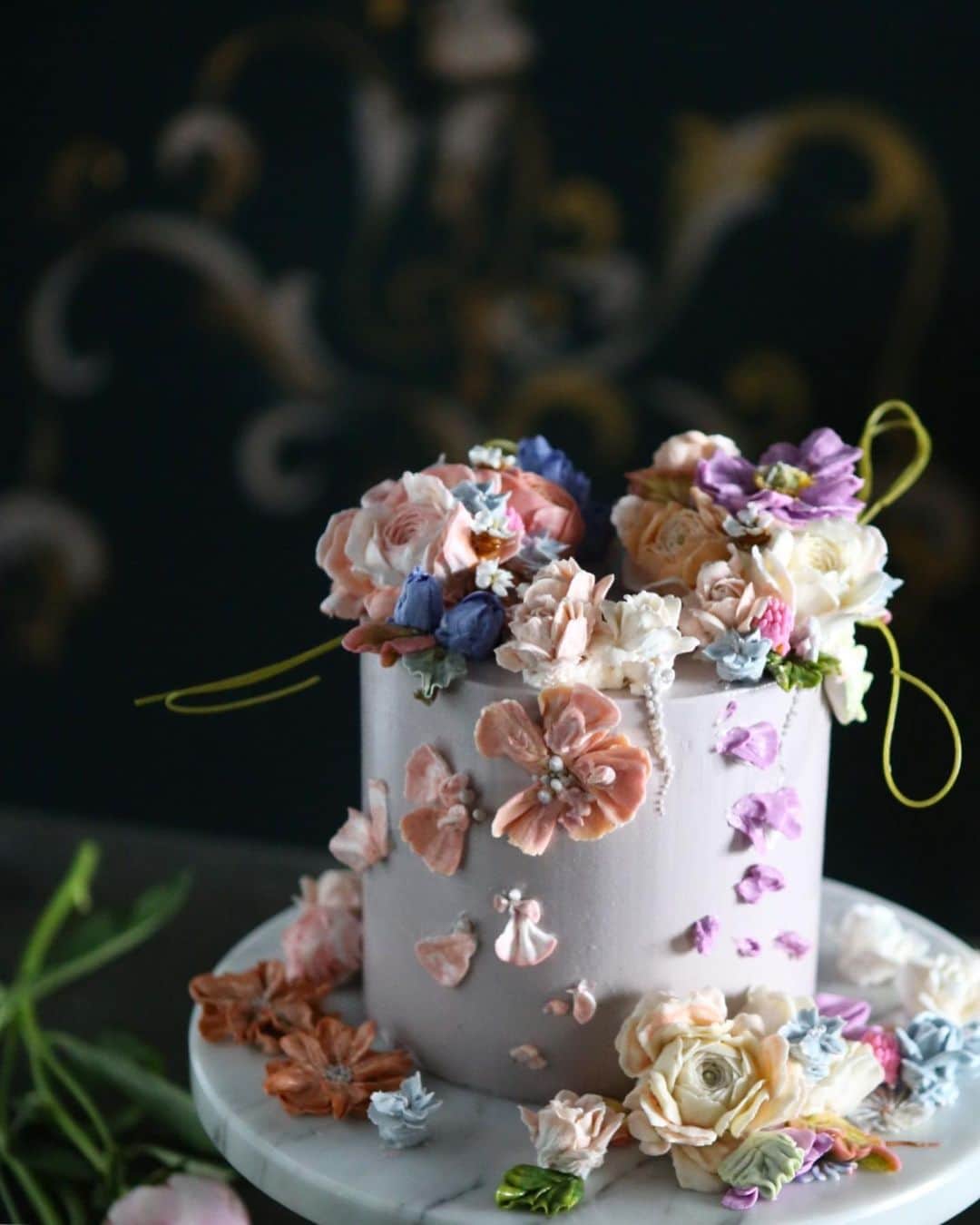 청담 수케이크 (atelier soo)さんのインスタグラム写真 - (청담 수케이크 (atelier soo)Instagram)「ㅡ Brazil 💜 나이많으신브라질남자분의작품 열정과섬세한스킬에 감탄을 여성스럽고자연스러움을좋아하시는분 🙌🏻 ㅡ #flower #cake #flowercake #partycake #birthday #bouquet #buttercream #baking #wilton #weddingcake ㅡ www.soocake.com vkscl_energy@naver.com」5月16日 17時22分 - soocake_ully
