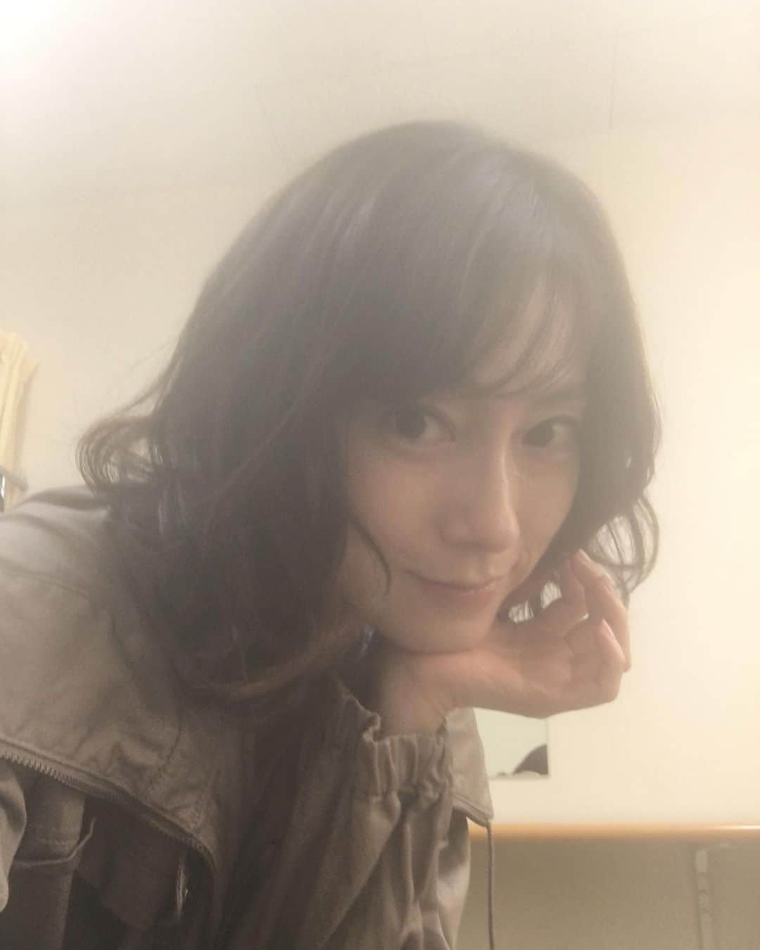 小橋めぐみのインスタグラム：「一つの作品が、クランクアップしました。ひとり楽屋にて。記念写真。 何故か筋肉痛なので、ほぐしに行きたい。」