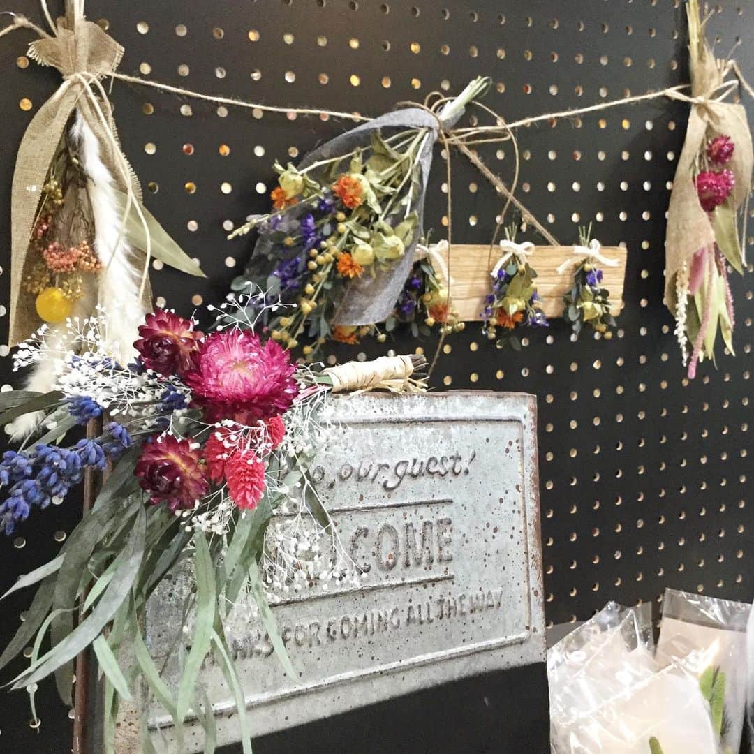 横浜ディスプレイミュージアムのインスタグラム：「. 2Fドライ売場より 大内農園秋の新商品先行販売開始しました♪ . 色々な花材が少しづつ束になっているので、 いろんなシーンに大活躍！💐 このまま飾るもよし、 少し花材を足してブーケにするもよし、 ちょっとだけアレンジに使いたい時の花材にも大活躍です！ ・ こちらのブーケピースは全14種類ご用意しております🌸  #横浜ディスプレイミュージアム #株式会社ポピー #横浜 #ディスプレイ#アーティフィシャルフラワー #フラワーアレンジメント #フラワーデザイン #インテリア雑貨 #インテリア#インテリアコーディネート#スタイリスト#装飾#デコレーション #花のある暮らし #花好きな人と繋がりたい #ドライフラワー#ドライフラワーブーケ#wedding#display #yokohama #flowerarrangement #interiordesign #artficialflower #flowerstagram」