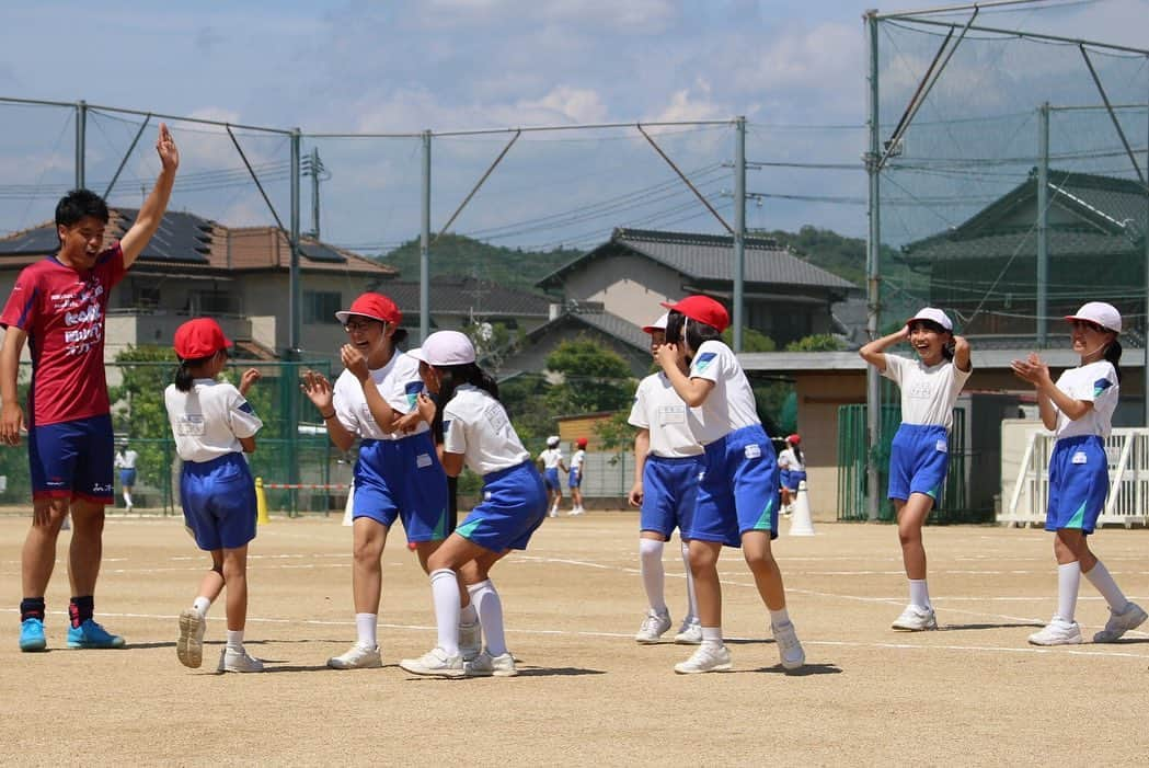 濱田水輝さんのインスタグラム写真 - (濱田水輝Instagram)「平島小学校のみんなありがとう！  こういう機会では、自分が小学生だった頃の気持ちになって考えてみたり、生徒たちの親御さんや先生方の気持ちになって考えてみて、今の自分は子供たちのために何ができるかなーとか考えるけど、、 気がつくといつもこっちが子供たちから元気をもらって帰るわけです。  #平島小学校#ファジアーノ岡山#小学校訪問」5月16日 17時27分 - mizuki__hamada