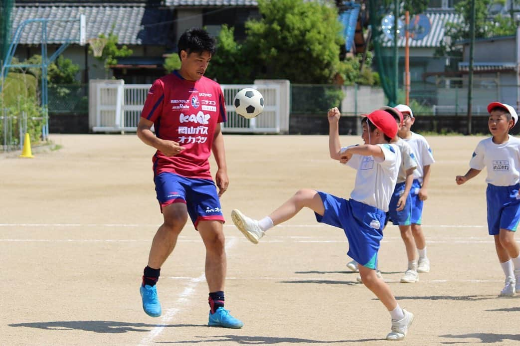 濱田水輝さんのインスタグラム写真 - (濱田水輝Instagram)「平島小学校のみんなありがとう！  こういう機会では、自分が小学生だった頃の気持ちになって考えてみたり、生徒たちの親御さんや先生方の気持ちになって考えてみて、今の自分は子供たちのために何ができるかなーとか考えるけど、、 気がつくといつもこっちが子供たちから元気をもらって帰るわけです。  #平島小学校#ファジアーノ岡山#小学校訪問」5月16日 17時27分 - mizuki__hamada