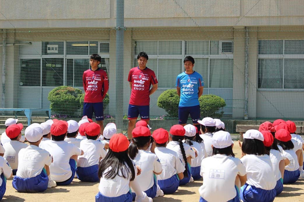 濱田水輝のインスタグラム：「平島小学校のみんなありがとう！  こういう機会では、自分が小学生だった頃の気持ちになって考えてみたり、生徒たちの親御さんや先生方の気持ちになって考えてみて、今の自分は子供たちのために何ができるかなーとか考えるけど、、 気がつくといつもこっちが子供たちから元気をもらって帰るわけです。  #平島小学校#ファジアーノ岡山#小学校訪問」