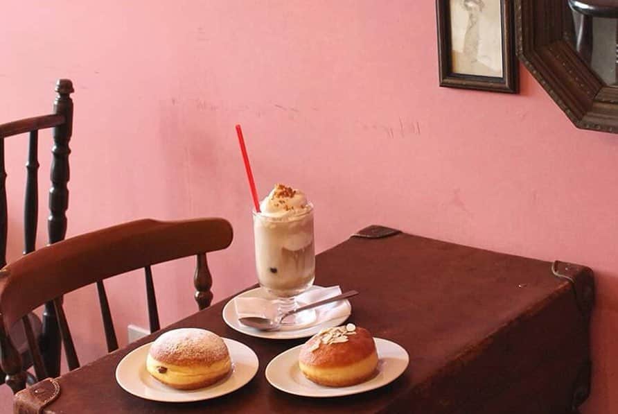 レッツエンジョイ東京さんのインスタグラム写真 - (レッツエンジョイ東京Instagram)「.﻿ ✩★------------------﻿ ピンク色の壁でフォトジェニックな店内﻿ 「ポンチキヤ」って？﻿ ------------------✩★﻿ ﻿ ポーランドのドーナツのような揚げ菓子「ポンチキ」を食べられる専門店が調布に✨﻿ 外国風の装飾で彩られた店内は、まるで海外のよう！﻿ ﻿ コーヒーにアイスクリームを入れて、その上にドサッと生クリームを盛る「カヴァ・ムロジョナ」は、﻿これからの季節にピッタリの、涼しげなドリンクです🍹﻿ ﻿ 異文化の入り混じる雰囲気やフォトジェニックなピンク色の空間が楽しめそう☺️💕﻿ ﻿ 🍩：ポンチキヤ﻿ 📍：柴崎﻿ 詳細はアカウントトップから﻿ 👉@lets_enjoytokyo﻿ ﻿ #レッツエンジョイ東京 #ぐるなび ﻿ #おでかけ #トキメキ女子 ﻿ #ポンチキ #ポンチキヤ ﻿ #ポーランド #スイーツ﻿ #ドーナツ屋さん﻿ #コーヒーフロート﻿ #cafe #カフェ#カフェ巡り﻿ #カフェ部 #カフェめぐり﻿ #東京カフェ #カフェ好き﻿ #カフェスタグラム #カフェ活﻿ #tokyocafe #カフェタイム﻿ #東京カフェ巡り #カフェ散歩﻿ #カフェ時間 #カフェ大好き﻿ #のんびりカフェ #休日の過ごし方﻿ #調布カフェ #調布﻿ #柴崎」5月16日 17時30分 - lets_enjoytokyo