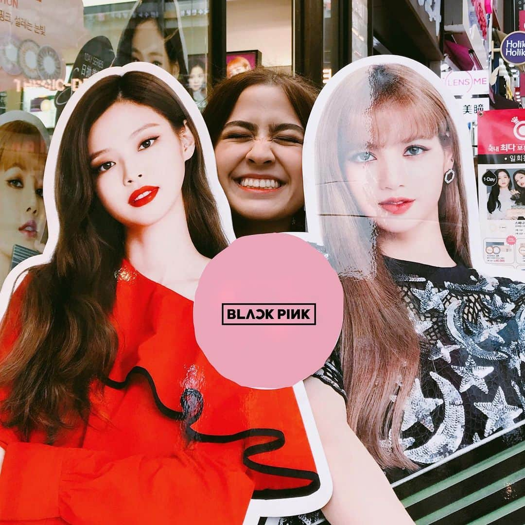 Alexa Ilacadさんのインスタグラム写真 - (Alexa IlacadInstagram)「Was walking around Myeongdong and saw @lalalalisa_m & @jennierubyjane!!!!!!!!!!! ('s standee) 😅 BUT STILL, I'm so kilig. This will do for now. 🖤💓 Insert Jisoo and Rosé 🥰 My blink heart is so happy. #blackpink #inyourarea #blackpinkistherevolution #killthislove #rompopompopompopom」5月16日 17時41分 - alexailacad