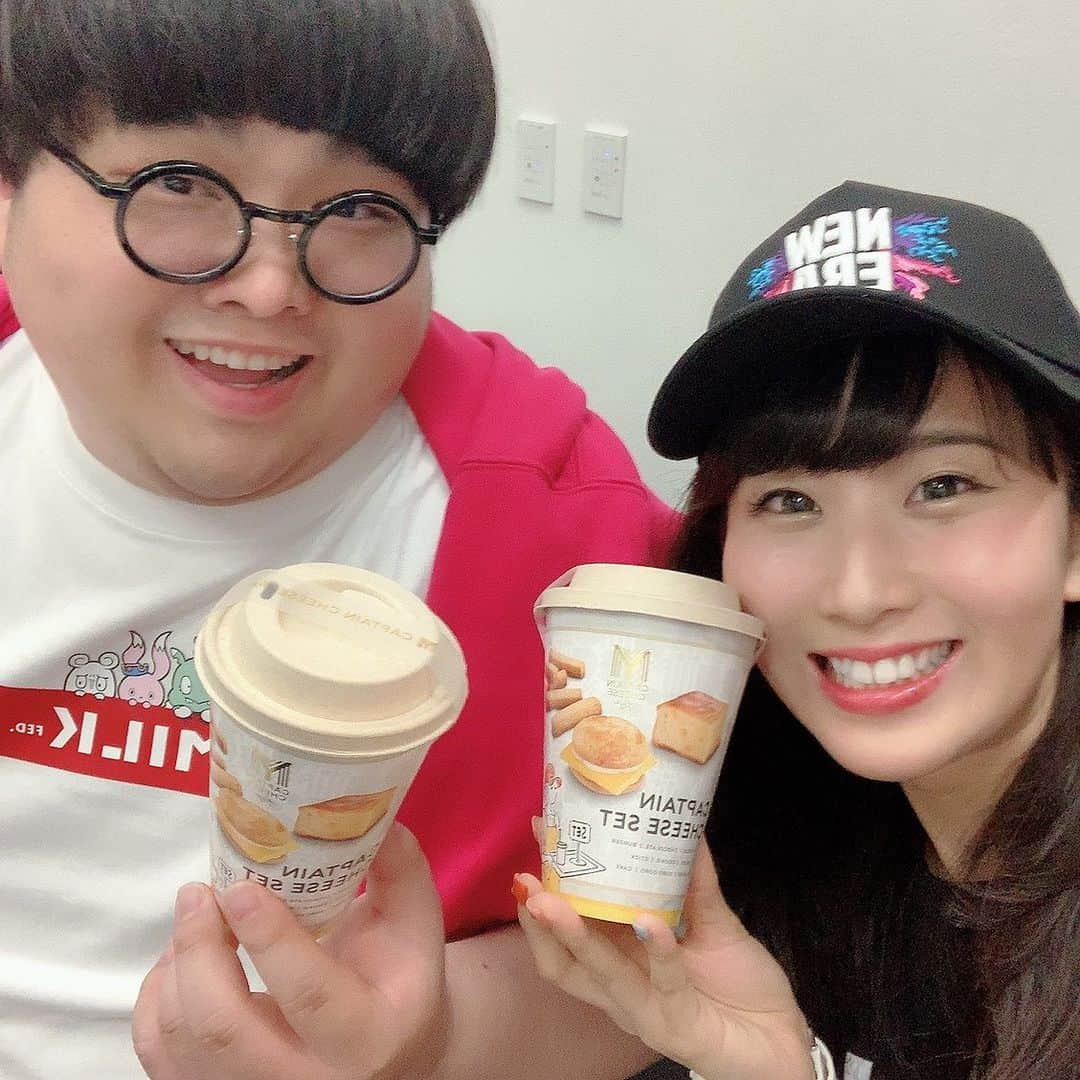 ぱちおまるさんのインスタグラム写真 - (ぱちおまるInstagram)「今日いただいた差し入れめっちゃおいしそう！！バーガーなってる！🍔 ダイエット中だけど、これは食べようっと🥰 あとちょこたんへのプレゼント🎂🥳ハーフバースデーだったからかな🐰✨ ありがとうございます！ また変な声出して喜んで食べると思いますw #差し入れ #ありがとう #モンストニュース」5月16日 17時34分 - pachiomaru