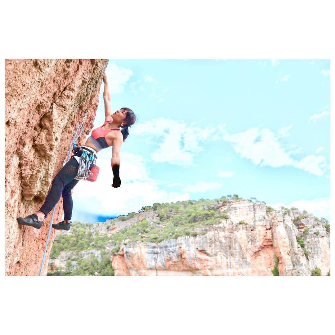 小林由佳のインスタグラム：「⁉︎⁉︎ I get natural BLACK GLOVE only my left hand 🧤☀︎😂😂  自然界から左手のみに与えられた謎の黒いグローブ。 これはもしやトムクルーズがドバイで装着してた どこでものぼれーるマシン的なやつでは⁈🤭 ☜ 分かる人いる？  #sun☀︎ #shadow #マムート  @mammut_japan  @unparallelup」