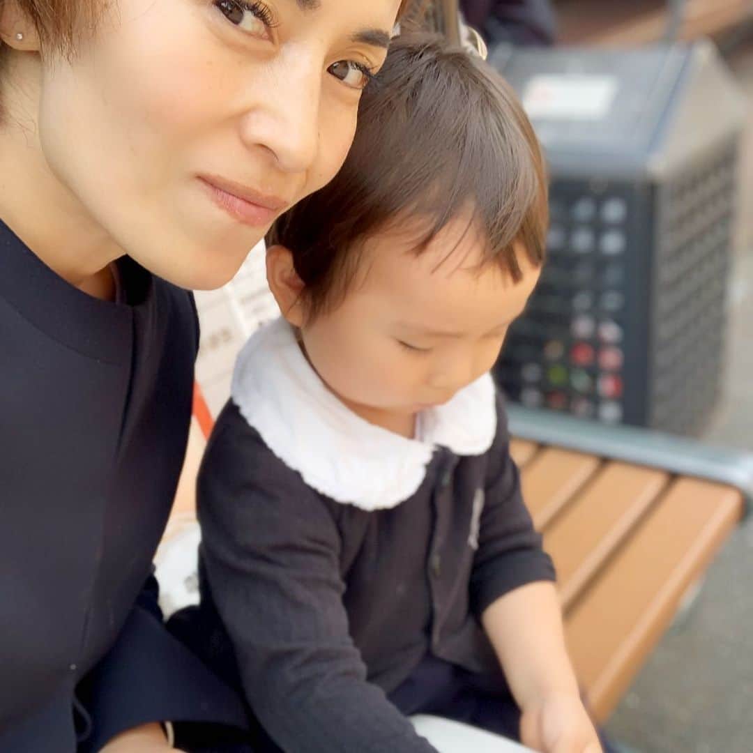 揚田亜紀のインスタグラム：「#ここどーこだっ！ #東京タワーの屋上開放中でした！ #図書館の帰りおにぎり持って東京タワー #無料で入れる一階〜三階と屋上 #お土産売り場は見るだけよ、と念押し #無料尽くし」