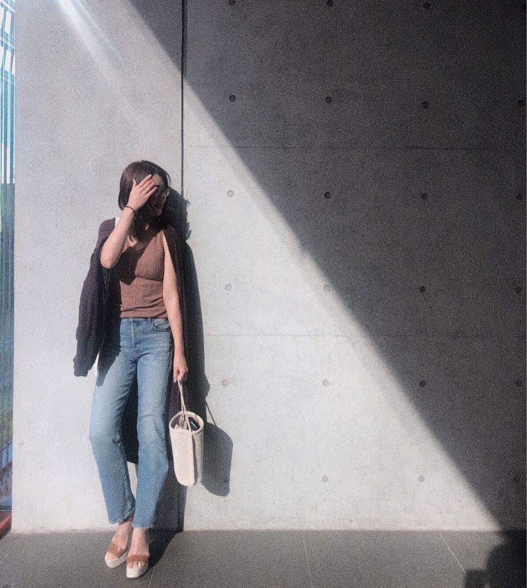 のインスタグラム：「coordinate☺︎ ✔︎cardigan  @_julier_ ✔︎tops  @todayful_official ✔︎denim  @motherdenim ✔︎bag  @sandyfeetjwly ✔︎grasses @oliverpeoples ✔︎sandals  @zara  展示会巡りの日♡  #coordinate #code #ootdfashion #ootd #outfit #summer #julier #todaysfashion #todaysful #lifesstore #motherdenim #denimlovers #sandyfeetjwy #zara #zarafashion #oliverpeoples #fashion #コーディネート #コーデ #サンダルの季節 #デニムラバー #今日のコーデ #展示会巡り #暑い  #ザラジョ #ブラウン多め」