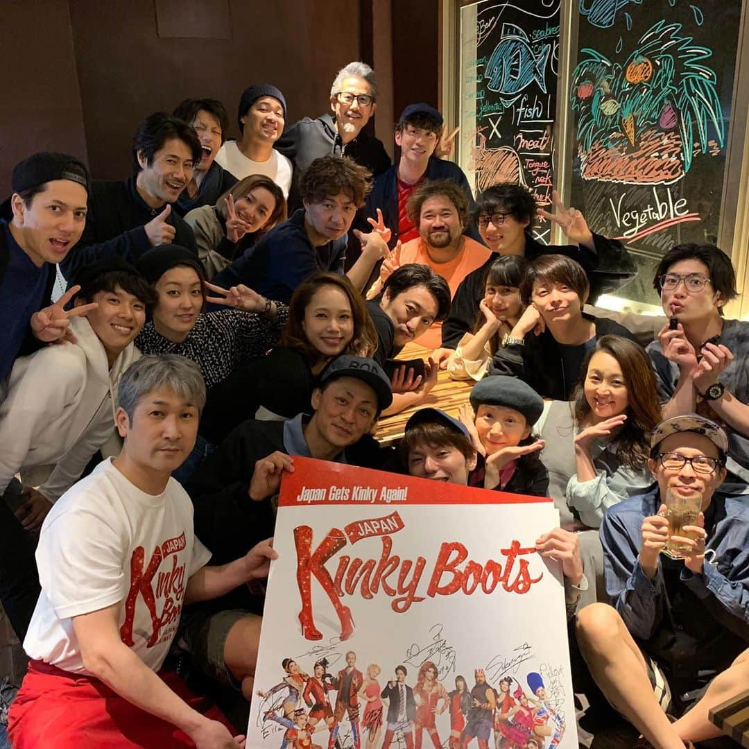 丹羽麻由美さんのインスタグラム写真 - (丹羽麻由美Instagram)「👠 KinkyBoots 東京公演、無事に終わりました。 連日、本当にたくさんのお客様にご来場いただきました。ありがとうございました！！ 次は地元、大阪公演✨ . ① フィナーレのプライスアンドサンのみなさまと❤️ ②③④⑤⑥ 東京公演に来てくれたみんな！(全員じゃないけど😭) ⑦東京千穐楽後のキャスト打ち上げにて😊 👠 #kinkybootsjp  #kinkyboots #Tokyo #theatreorb」5月16日 17時50分 - mayumi912