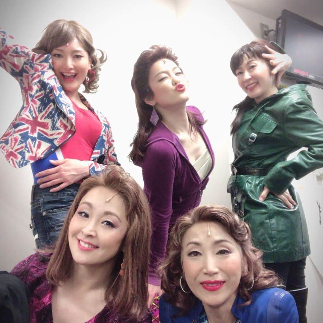 のインスタグラム：「👠 KinkyBoots 東京公演、無事に終わりました。 連日、本当にたくさんのお客様にご来場いただきました。ありがとうございました！！ 次は地元、大阪公演✨ . ① フィナーレのプライスアンドサンのみなさまと❤️ ②③④⑤⑥ 東京公演に来てくれたみんな！(全員じゃないけど😭) ⑦東京千穐楽後のキャスト打ち上げにて😊 👠 #kinkybootsjp  #kinkyboots #Tokyo #theatreorb」