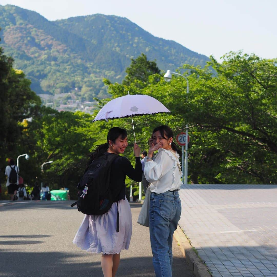 福岡女子短期大学さんのインスタグラム写真 - (福岡女子短期大学Instagram)「@福岡女子短期大学 . 夕方のキャンパス 講義も終わって福女短生が帰宅しています🎀 日差しが😎✨強くなってきたので日傘🌂をさす学生も増えてきました☘️ . 明日、5/17（金）（14時〜/15時〜）九州国立博物館 1階カフェスペース☕️にて、『🎼きゅーはくカフェコンサートNo.179🔔』を開催いたします。 . ピアノ•フルート二重奏•声楽•ピアノ連弾 などを予定しています✨ご来場お待ちしております😊 . #福岡女子短期大学 #福女短 #夕方 #帰宅中 #下校 #下校時間 #日傘 #専攻科 #音楽科 #福岡女子短期大学音楽科 #クラスメイト #福女短スナップ  #短大生 #福岡の女子短期大学 #トモダチ #春コーデ #オシャレさんと繋がりたい #スナップ写真 #街角スナップ #後ろ姿  #学生コーデ #ポトレのセカイ  #写真好きな人と繋がりたい #写真撮るのが好きな人と繋がりたい #キャンパス #大学生コーデ  #キャンパスコーデ #福女短スナップ #写真で伝えたい私の世界 #ツーショット . ========[ 資料請求 ]======== ． 新しい福岡女子短期大学の資料請求（2020大学案内）を無料送付中です。本学ホームページからお気軽に申し込みください。 . 子ども学科/健康栄養学科 音楽科/文化教養学科 ． 福岡女子短期大学 住所：‪‪福岡県太宰府市五条四丁目16番1号‬‬ tel：‪‪092-922-4034‬‬（代表） . =======================」5月16日 17時51分 - fukuoka_wjc