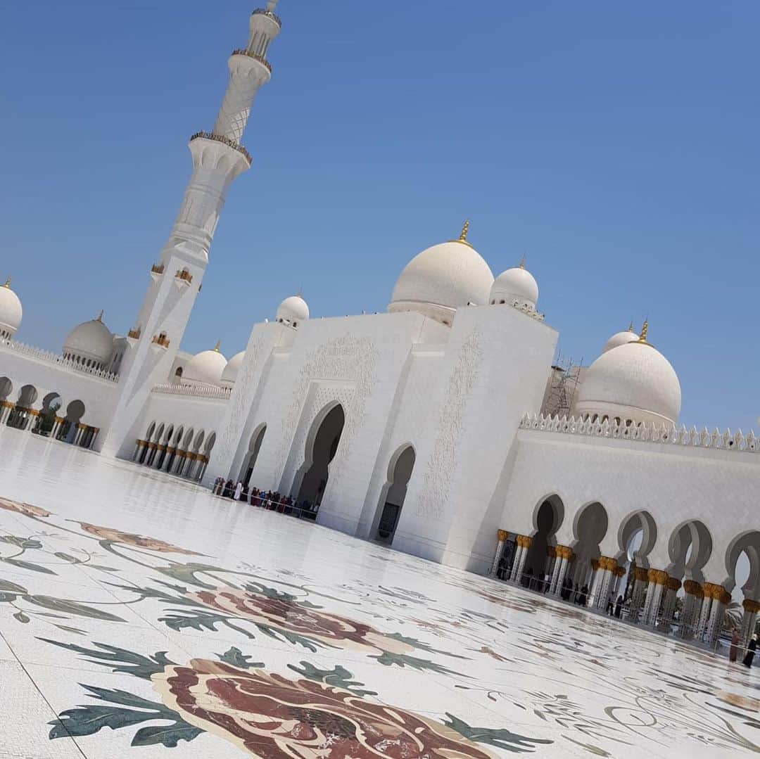 シモン・ミニョレさんのインスタグラム写真 - (シモン・ミニョレInstagram)「‪What a place. Very special to visit the Sheikh Zayed Grand Mosque during Ramadan 🇦🇪📸🕌‬」5月16日 17時51分 - 22mignolet22