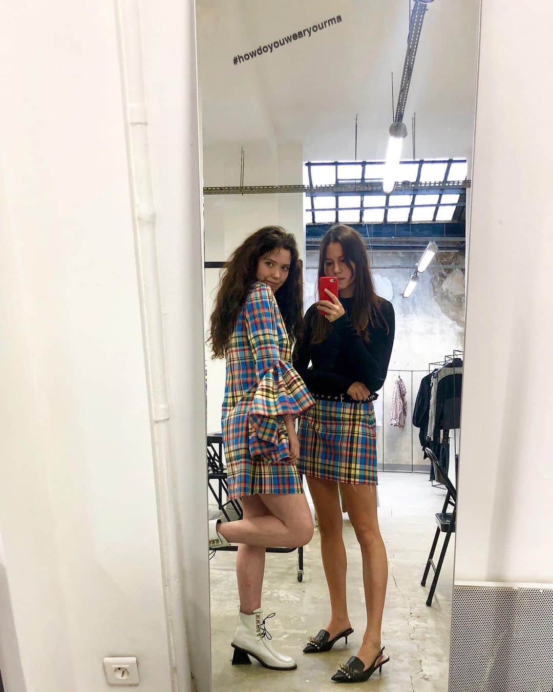 Marques Almeidaさんのインスタグラム写真 - (Marques AlmeidaInstagram)「Bestfriends/ M’A girls Lily and Laurenca at our Paris showroom ❤️❤️❤️ LAST CHANCE TO SHOP SALE 30% off Resort 19 and Spring Summer 19 ends tomorrow!  Link in the bio to shop 😌 #marquesalmeida #midseasonsale #howdoyouwearyourma」5月16日 17時53分 - marques_almeida