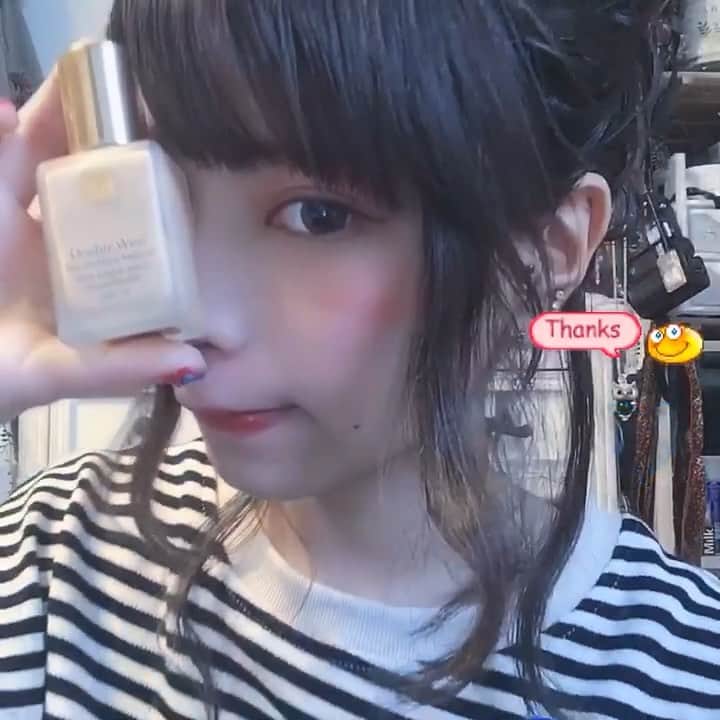のインスタグラム：「#foundation . 大好きでずっと使っている ESTEE LAUDER の ダブル ウェア ステイ イン プレイス メークアップ 🌹👏🏿 HOW TO動画 *̣̩⋆̩* . 私はベースメイク崩れやすいので、少量ずつつけると良いみたい！クマなど気になるところには薄ーく重ねていってます ✧‧˚ ほんと崩れにくくなる ◎ . カバー力最強でロングラスティング なのでほんと季節問わずの必須item 💯 . 今なら店頭でサンプルプレゼントしてるんだって ( Ö ) 詳しくは @esteelauderjapan のプロフィールにあるURLへ go 💯💭 . #接近自信美肌 #ダブルウェア #PR #エスティローダー #毛穴レス #美容垢 #美容好きな人と繋がりたい #コスメ好きさんと繋がりたい」