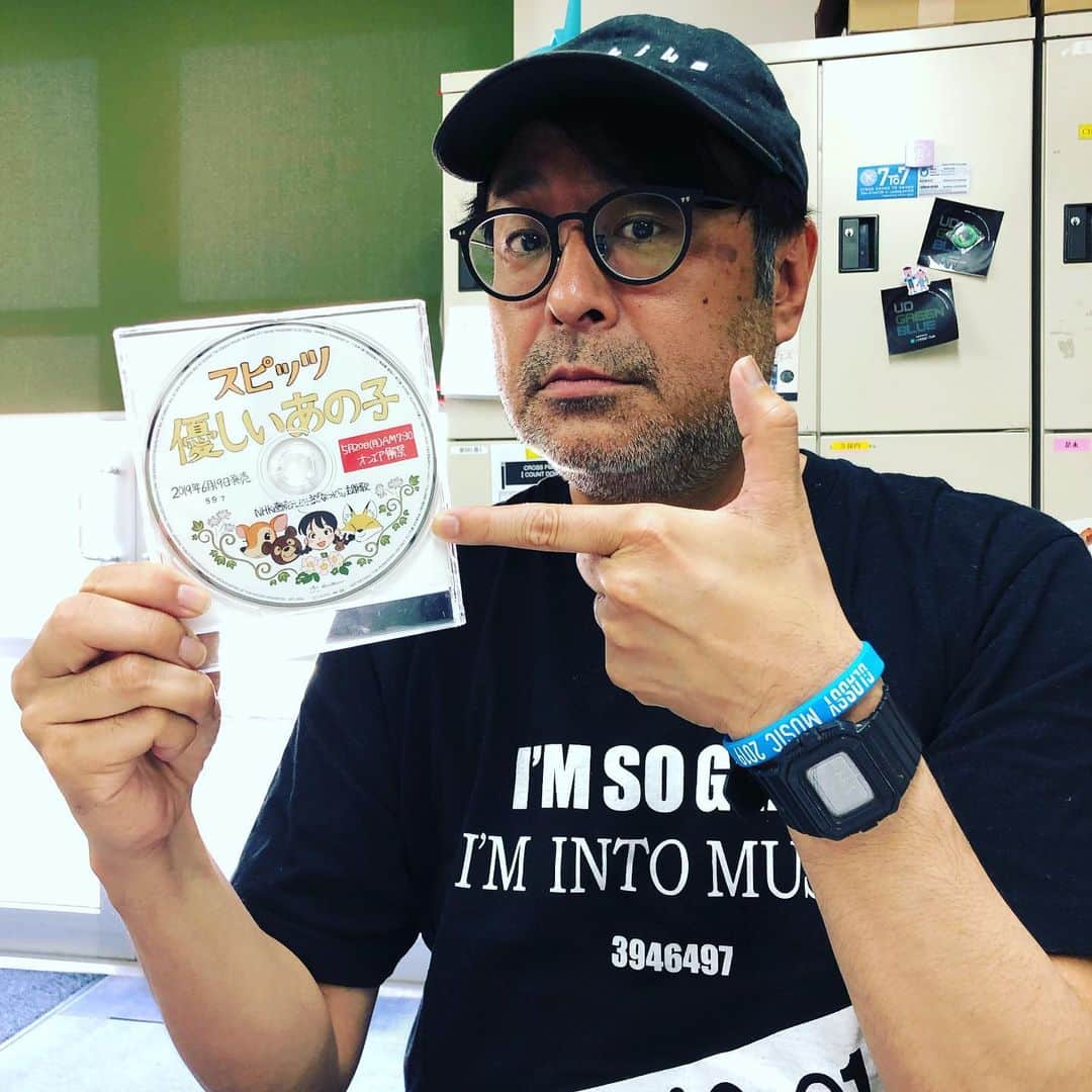 栗田善太郎のインスタグラム：「毎日見てます なつぞら！ 主題歌、スピッツの優しいあの子が届きました！ 来週月曜から解禁の新曲。ラジオでもなつぞら気分を味わって下さい！！ #もうすぐスピッツ優しいあの子」
