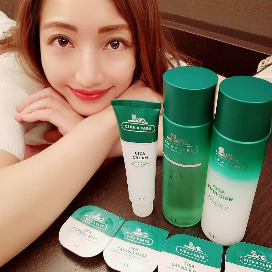 Hiromi Tomiiさんのインスタグラム写真 - (Hiromi TomiiInstagram)「. . My  new cosme 次に来る！と話題のシカクリーム。 動物の鹿じゃなくて、 「CICA 　care（シカケア）」からきている言葉で、　お肌の再生・保護・傷の修復などに期待できる成分なんだって☺️ . .  @vtcosmetics_official @vtcosmetics_japan の VT cosmetics 🙂 . . . 大好きなグリーンのパッケージ🙂 シカクリームは、損傷した肌の再生効果が期待できるので、様々な肌トラブルを改善し、健康的な素肌へと導いてくれるんだって(^-^) . . . こんな方へオススメ☺️ #シワ改善 ・#シミ改善 ・#美白効果 ・#ニキビ、#ニキビ跡の改善 ・#肌荒れ改善 ・健康的な肌へ導く . . . . 季節の変わり目しっかりケア◎ . . Qoo10で購入可能だよ(^-^) . . .  #VT#VTCOSMETICS #シカクリーム #韓国コスメ #鎮静 #肌荒れ #ニキビ #保湿 #乾燥 #敏感肌 #韓国#韓国化粧品#コスメ #スキンケア #クリーム#再生クリーム#美肌ケア #koreacosmetic　 #kbeauty#美容#化粧品#コスメ#コスメ好きな人と繋がりたい#PR」5月16日 18時07分 - hiromi.tomii