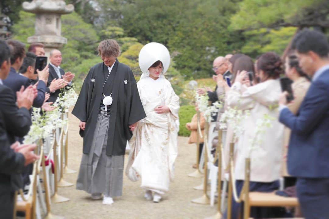 舞子ホテルのインスタグラム：「. 【ガーデン挙式】 過ごしやすいこの季節🍀 舞子ホテルでは日本庭園で行うガーデン挙式が人気です✨ . 秋のご予約もまだまだ承っております🌾 お得なブライダルフェアも開催しておりますので是非ご予約お待ちしております👰❤️. . #maikohotel #maikohotelwedding #maiko #wedding #weddings #smile #happy #love #antique #classic #natural #botanical #舞子 #舞子ホテル #舞子公園駅 #舞子駅 #結婚式 #プレ花嫁 #神戸花嫁 #ナチュラルウェディング #ウエディングフォト #着物 #和装 #和服 #和婚 #日本庭園 #神前式」