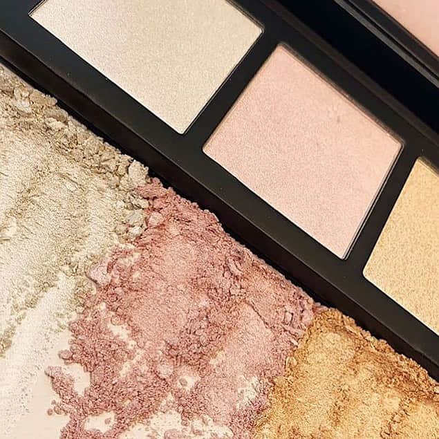 M∙A∙C Cosmetics Japanのインスタグラム：「⠀ 計算された3色のカラーが、 高い輝きを放ち、 立体感を演出✨ ⠀ #MACHyperRealGlow #ハイパーリアルグローパレット ⠀ REGRAM: @maccosmeticstaiwan MAKEUP: @v_k_makeupartist PHOTO: @__ivanaaaa ⠀ ⠀ ⠀ ⠀ ⠀ ⠀ #MACCosmeticsJapan #MACコスメ #MACCosmetics #MAC #コスメ #ハイライト #ハイライター #フェイスパレット #フェイスパウダー #ツヤ #ツヤ肌 #Glow #グロウ #GlowSkin #グロウスキン #マルチ #パレット #ハイパーリアル #HyperReal」