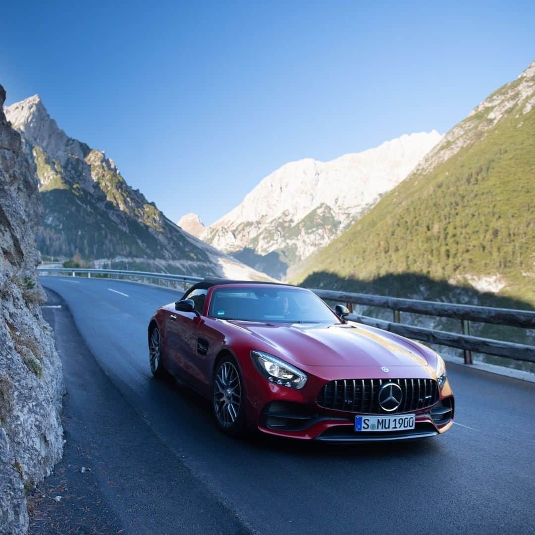Mercedes AMGさんのインスタグラム写真 - (Mercedes AMGInstagram)「[Fuel consumption combined: 12.5 l/100km | CO2 emissions combined: 284 g/km]  The Mercedes-AMG GT C Roadster redefines what it means to be a mountain climber. 🏔  Photos: @danielwagnerphoto for #MBsocialcar  #MercedesAMG #DrivingPerformance #AMGGTFAMILY」5月16日 18時00分 - mercedesamg