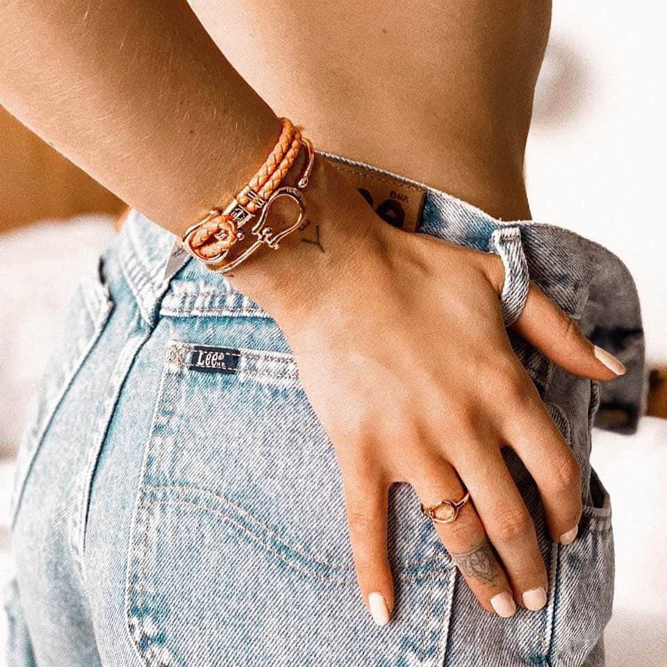 PAUL HEWITTさんのインスタグラム写真 - (PAUL HEWITTInstagram)「Get ready for sand between your toes and salty hair with the new Shackle collection. ✨🌊⚓️ (photo @sabrinacsari) #getAnchored #paulhewitt #phinity __ #colourful #maritime #design #womensbracelet #accessory #jewellery #summerlook #outfitinspiration #ootd #womeninspiration」5月16日 18時00分 - paul_hewitt