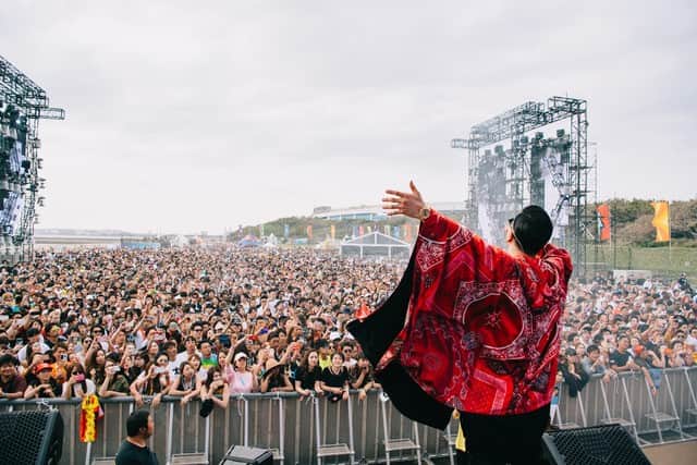 のインスタグラム：「AK-69「EDC JAPAN 2019」にてZEEBRA、SWAY、ANARCHYら、総勢17組もの客演を迎えて、1日限りのスペシャルライヴを披露🔥 #edcjapan 続きはlinkin.bio」