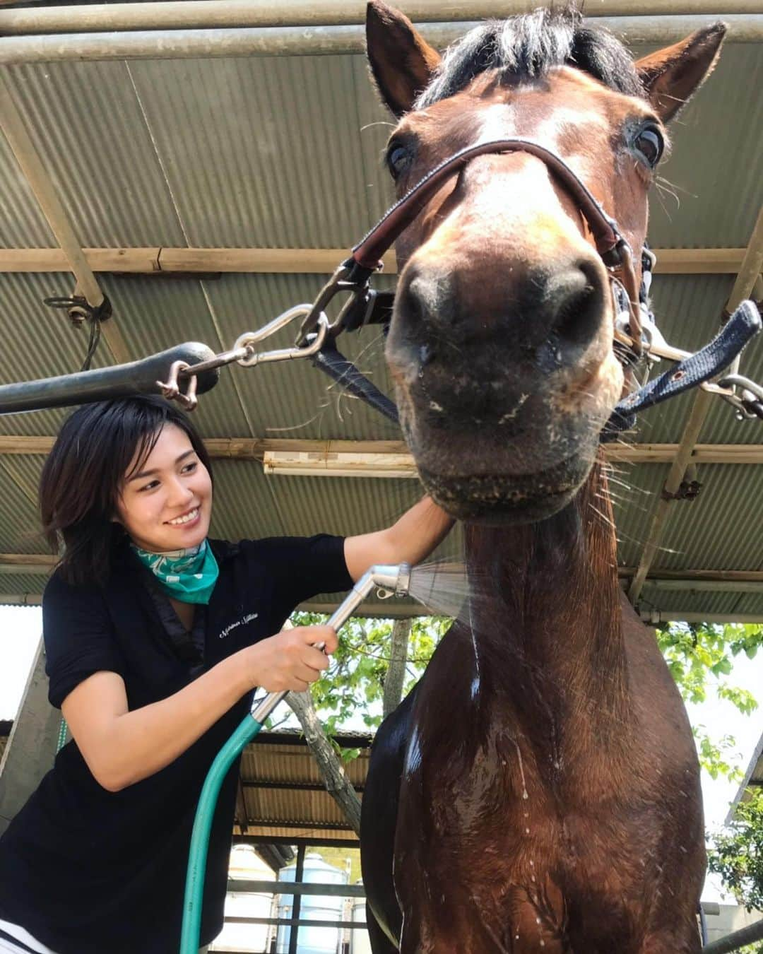 秋吉織栄（宮内かれん）さんのインスタグラム写真 - (秋吉織栄（宮内かれん）Instagram)「馬ウォッシュ🐴💦💦 夏場はこうやって丸洗いするんですって❣️❣️ 初丸洗い😊✨✨✨ ノルちゃん、ちょっと面白い顔になっちゃってるけど（笑）  可愛いな〜〜〜〜😆💕 いつも乗せてくれてありがとう🐎❤️ 頑張ります❣️❣️ #馬  #horse  #horseriding  #乗馬  #乗馬女子」5月16日 18時01分 - orie.oliiiiie.olivia