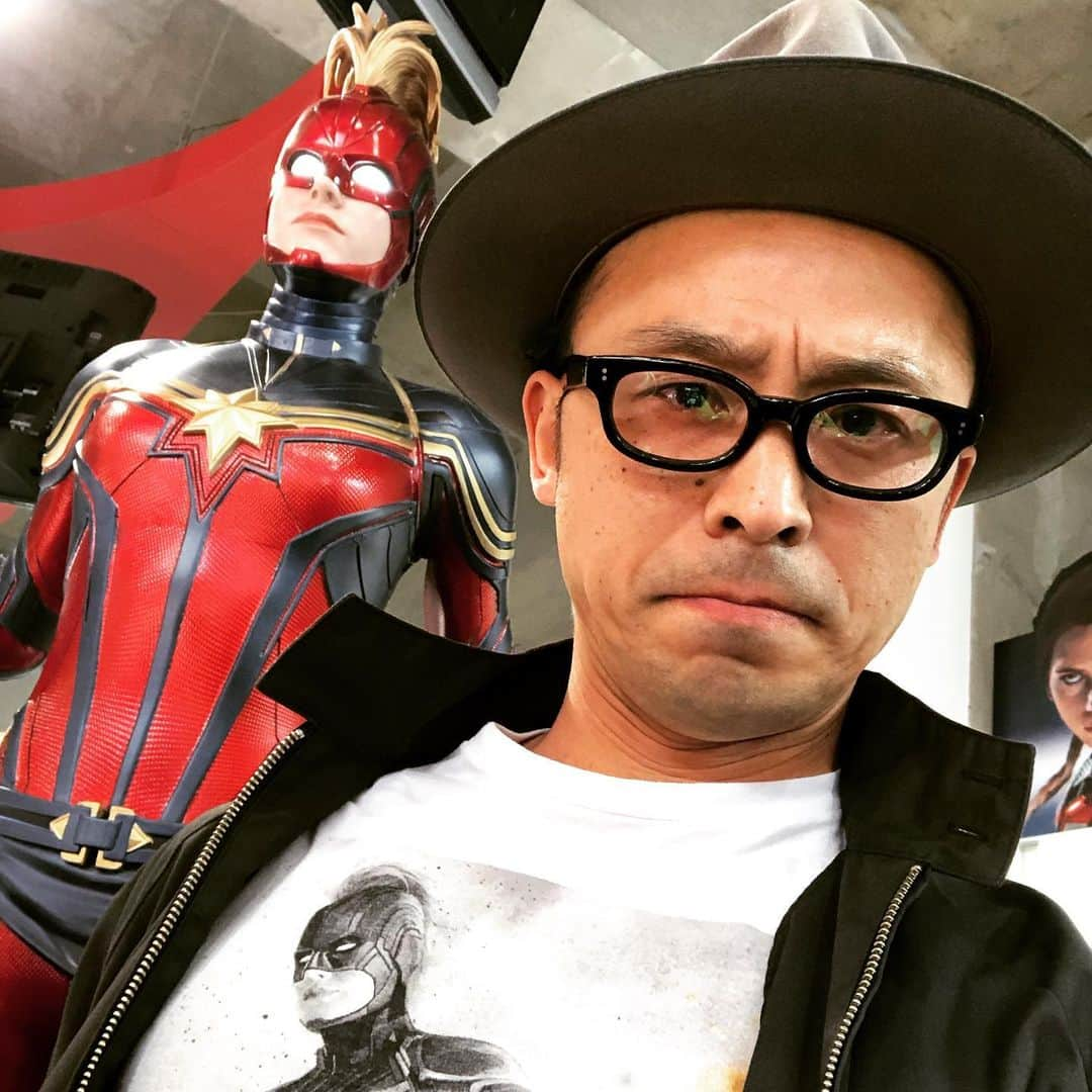 野村浩二さんのインスタグラム写真 - (野村浩二Instagram)「キャプテンマーベルのTシャツ着て、キャプテンマーベルの前で写真撮った。 ちょっと恥ずかしかった。 #アベンジャーズエンドゲーム  #キャプテンマーベル #トイサピエンス」5月16日 18時02分 - nomura_kouji