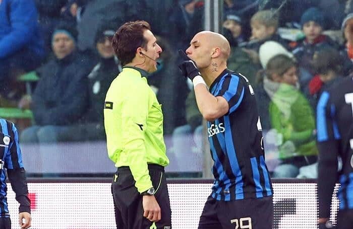ヨアン・ベナルアンのインスタグラム：「A mio avviso un altro errore che ci ha rovinato la finale !!!! Rigore + rosso netto #bergamo #bergamocity #atalanta #coppaitalia #seriea #calcio @tuttosport @tuttoatalanta @tuttomercatoweb_official #calcioitaliano @atalantabc #hitmanbenalouane」