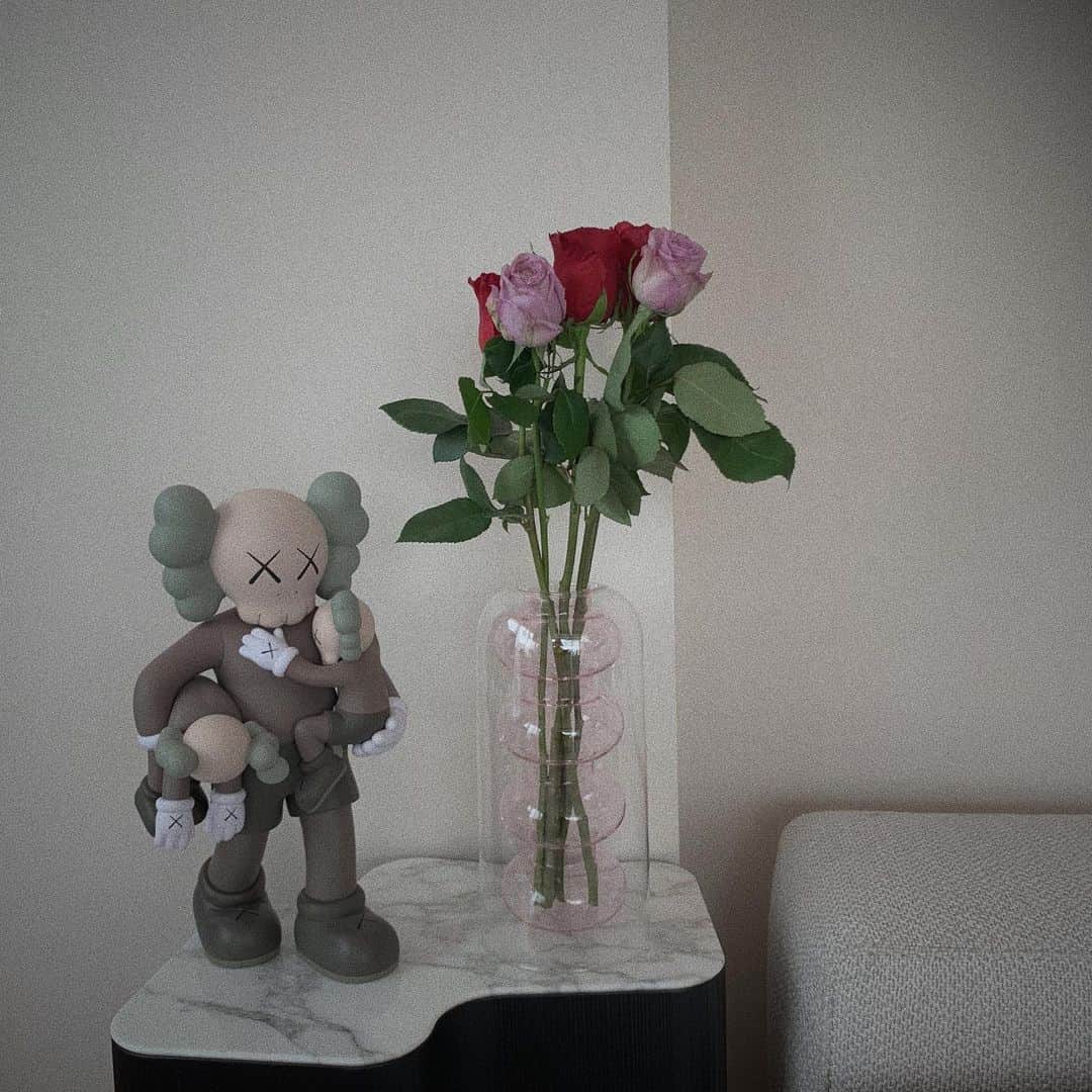 愛甲千笑美さんのインスタグラム写真 - (愛甲千笑美Instagram)「かわいいお花をもらったので、 かわいい花瓶に生けました☺︎ 花瓶は @tomdixonjapan のもの」5月16日 18時05分 - chiemyyyyy