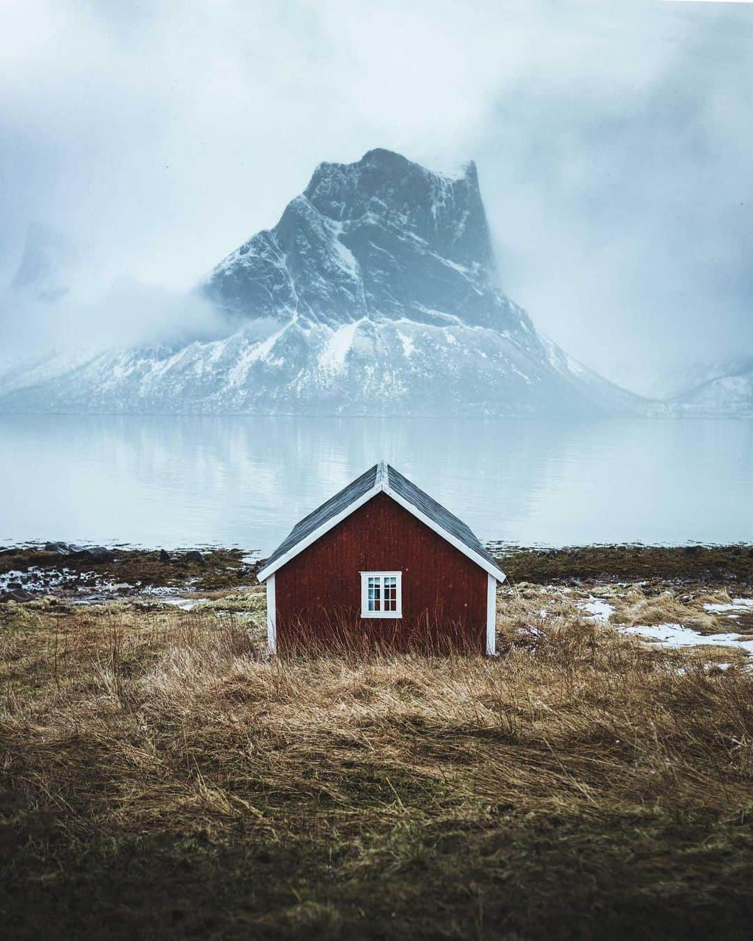 Canon Photographyさんのインスタグラム写真 - (Canon PhotographyInstagram)「Swipe to see what you might find in the waters behind this Norwegian Hut. Photographer | @tomkahler Senja Norway  5DMkiv + Canon 70-200mm F2.8 + 2xconverter | F5.6| ISO 1000 | 1/1600” sec  #canon_photos #seal #norway」5月16日 18時15分 - cpcollectives