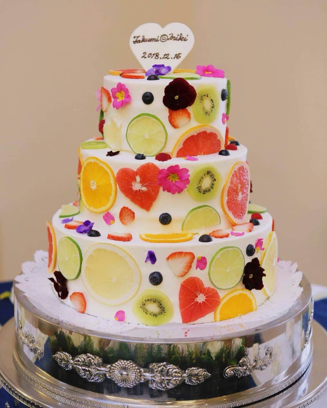 マリエカリヨン名古屋さんのインスタグラム写真 - (マリエカリヨン名古屋Instagram)「@marieecarillon . 会場中の注目を集めるケーキ入刀のシーン♡ おふたりらしいウェディングケーキで大切なゲストに特別なおもてなしを。 . ------------------ . ▼ブライダルフェアは インスタのTOPからご予約が出来ます⚐ ＞＞＞ @marieecarillon . @marieecarillonをフォローして #マリエカリヨン  #マリエカリヨン名古屋 のハッシュタグをつけて お写真を投稿してみてくださいね✳︎ . こちらの公式（@marieecarillon） で取り上げさせていただきます♡ . #マリエカリヨン #マリエカリヨン名古屋 #dress #nagoya #wedding #weddingdress #weddingparty #ウェディングドレス #カラードレス #ウェディングレポ #チャペル #プレ花嫁 #ブライダルフェア #卒花 #披露宴 #結婚式準備 #日本中のプレ花嫁さんと繋がりたい #nagoya #結婚式 #結婚式場 #東海花嫁 #名古屋花嫁 #2019春婚 #2019夏婚 #2019秋婚 #2019冬婚 #ケーキ入刀 #ウェディングケーキ」5月16日 18時15分 - marieecarillon