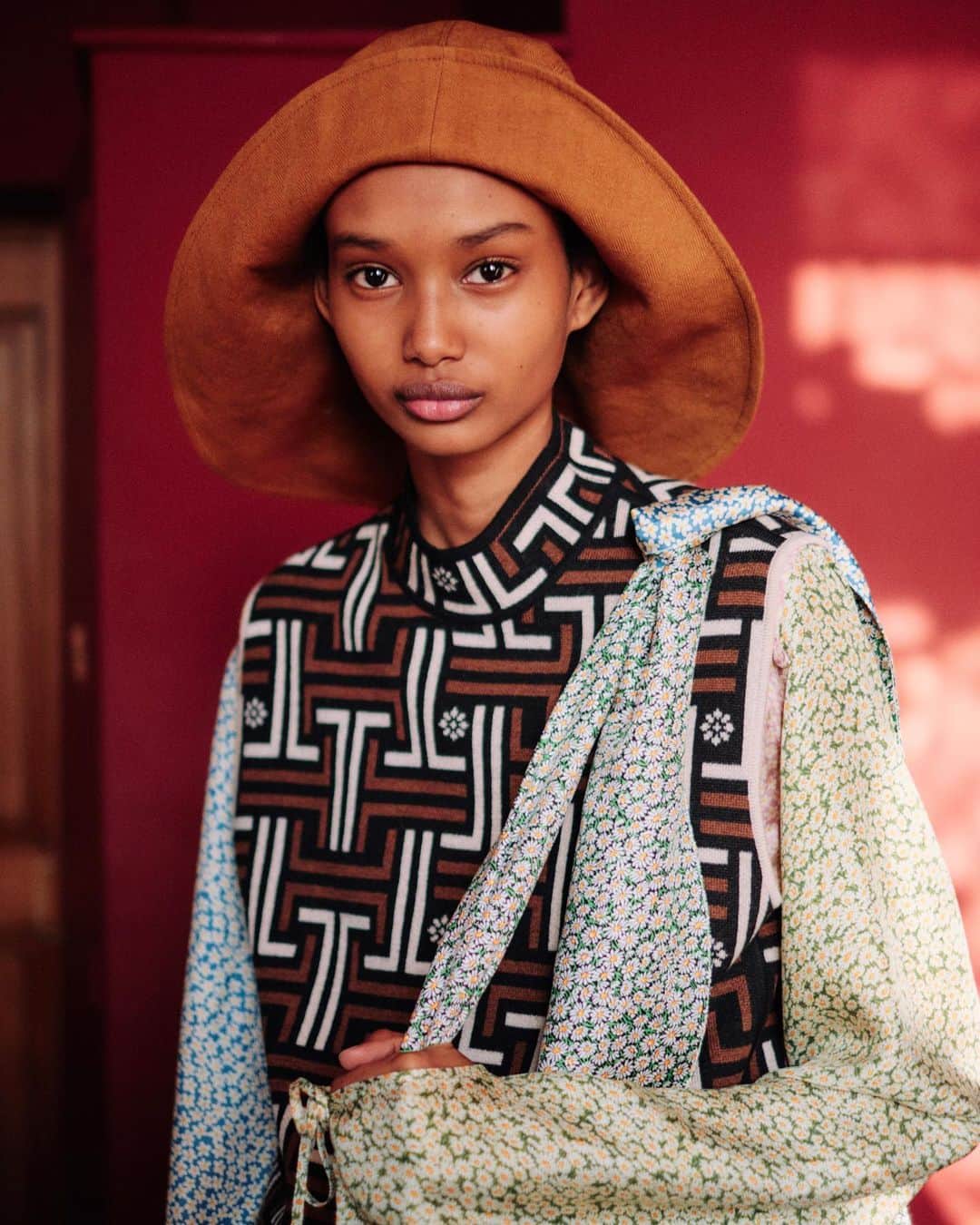 British Vogueさんのインスタグラム写真 - (British VogueInstagram)「Ugbad Abdi, one of the fashion industry’s recent break-out stars who has walked for @MaisonValentino, @Fendi, @MarcJacobs and @Burberry, tells #BritishVogue of her #Ramadan experience and how it makes her feel like ‘a brand new person’ via the link in bio.」5月16日 18時11分 - britishvogue