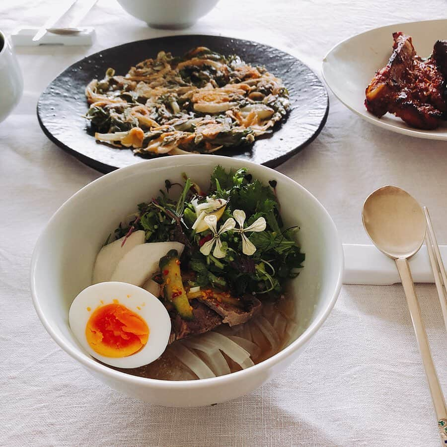 田中マヤさんのインスタグラム写真 - (田中マヤInstagram)「ルッコラのお花。 冷麺に添えて✨ ・ #冷麺 #ルッコラの花 #韓国料理 #instagood #instafood #koreanfood #love #instabeauty #beauty #셀스타그램 #셀피 #셀카 #일상 #데일리 #뷰티 #미용 #좋아요 #한국요리」5月16日 18時24分 - tanakamaya__official