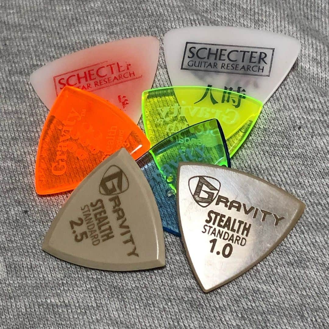人時のインスタグラム：「お試しで、自分モデルと弾き比べ♫ 自分モデルではないものは、お高いピックです。¥3,000-くらいするものもあります。僕のは¥100-くらい。っていうか一般的に¥100-くらい。 このグラビティのピック、良いね^_^ ミッドロー辺りの押し出しがベースにとても向いてる気がしました。ただ、高い！最近はあまり投げないけど、気軽に会場で投げれませんね（笑）」