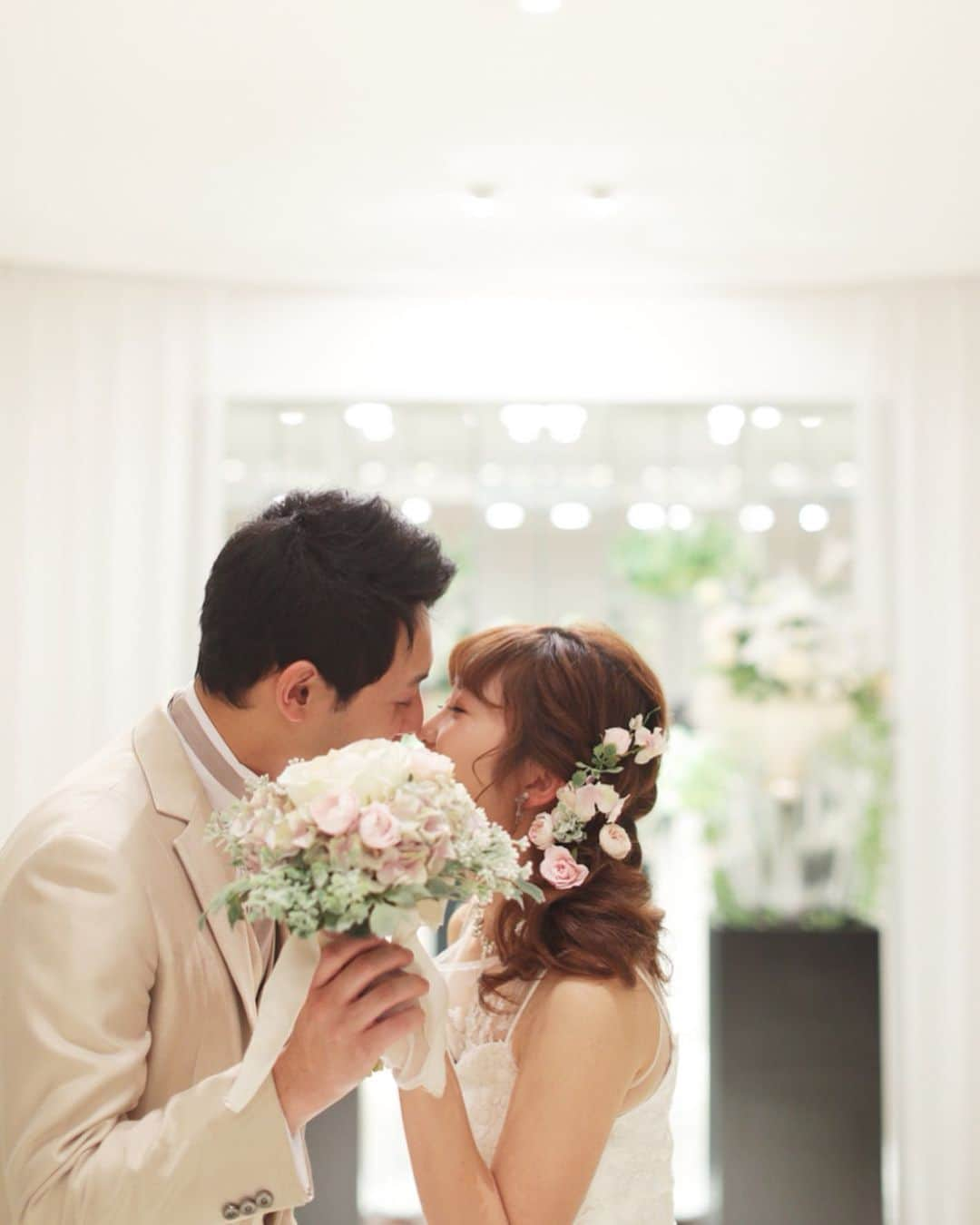 【公式】小さな結婚式さんのインスタグラム写真 - (【公式】小さな結婚式Instagram)「@petit.wedding をフォローしてね♩ #小さな結婚式 をつけてのお写真投稿も大歓迎です♡ こちらの公式IGでリグラムさせていただきます＊ . ✬仙台チャペルでのウェディングフォトをcheck＊* . 大人っぽいシックな挙式会場でリングを使ったお洒落フォトを撮影♩ グリーンをふんだんに使用したチャペルには和やかな空気が流れますね＊ . ——————— #小さな結婚式  #petitwedding #前撮り #結婚式  #プレ花嫁 #卒花 #アットホーム #少人数 #家族婚 #少人数結婚式 #ウェディング #ウェディングドレス #wedding #bridal #weddingdress #花嫁 #結婚式準備 #式場探し #日本中のプレ花嫁さまと繋がりたい #結婚式の思い出に浸る会 #結婚準備 #ナチュラルウェディング #仙台ウェディング #リングフレーム」5月16日 18時17分 - petit.wedding