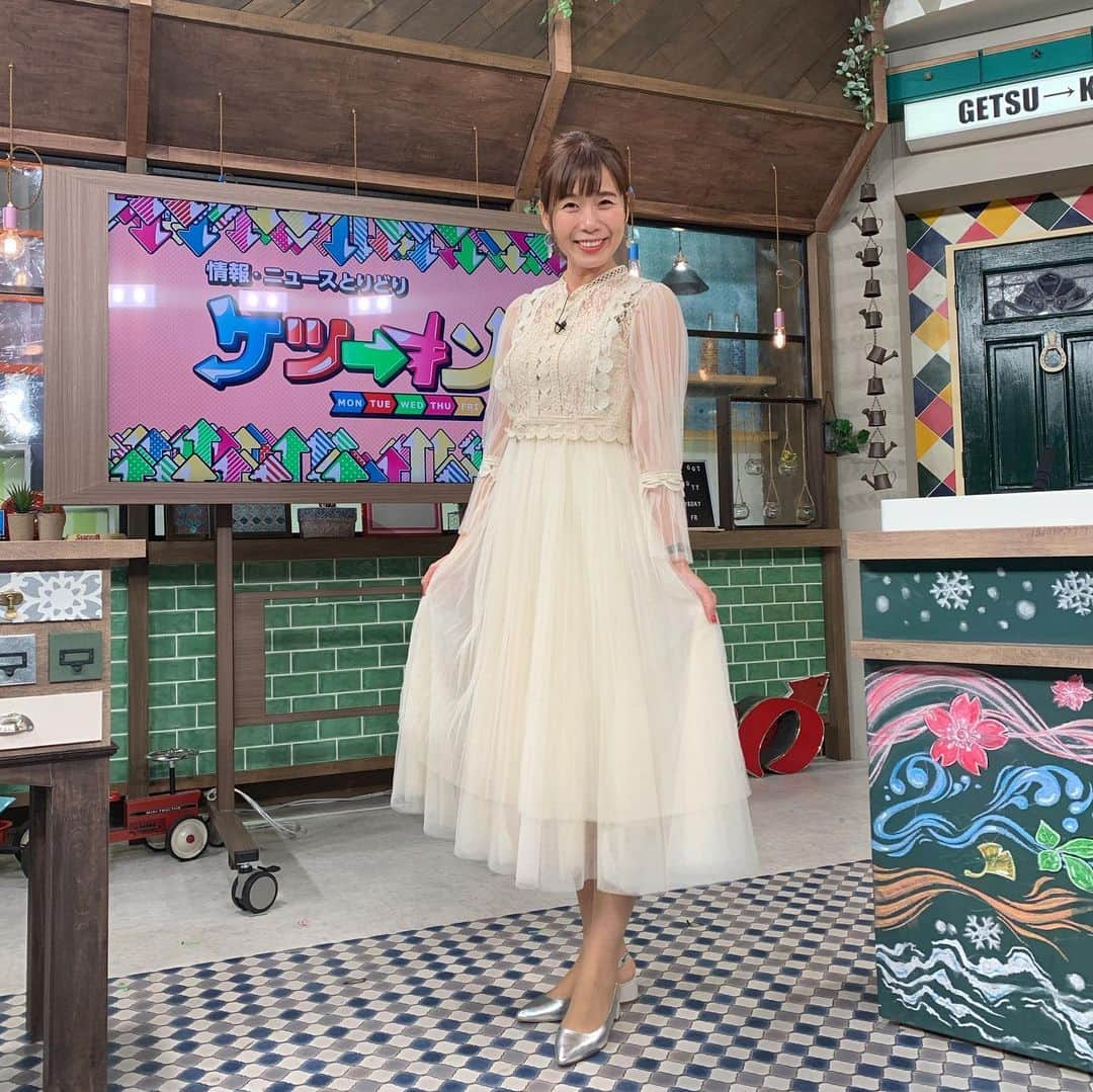 河島あみるさんのインスタグラム写真 - (河島あみるInstagram)「ゲツキンメンバーで 川田くんの29歳をお祝いしました！ 1年はっやー😅 男は30から！！ 20代ラストイヤーは 健康第一で男を磨いてください。  そして今日は 米澤泉先生と偶然にもリンクコーデ💓 熟女ウインクと呼んでください😝 @primrosecloset418  #chinon  #谷町六丁目 #セレクトショップ #ゲツキン #衣装 #大人ワンピース @getsukin_eo」5月16日 18時20分 - amiru_kawashima