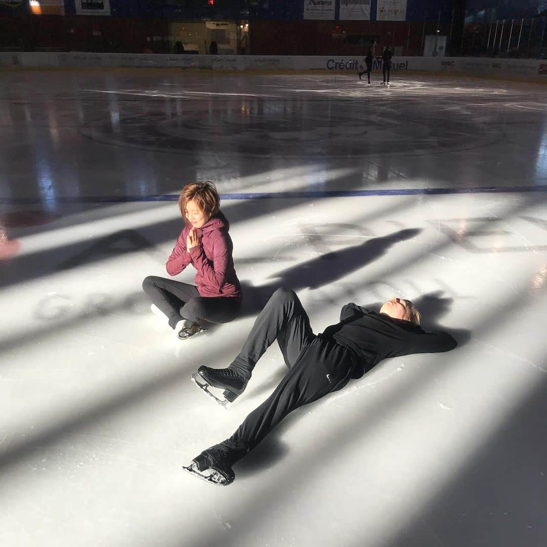 ニール・ブラウンさんのインスタグラム写真 - (ニール・ブラウンInstagram)「When the sun comes out during intense choreography we thought we’d do a Choreographic Static Pose 🤣😎 @okayu066 @juhopirinen thank you for your trust it’s been awesome choreographing your Free Dance! Can’t wait to see you perform it in competition this season! Good luck 👍🍀 🇫🇮 🇯🇵 #instamood #instapic #respite #choreography #picoftheday #coach #coachinglife #sunlight #finland #japan #icedance #instafollow #followme #workinghard #confluence #lyon #igers #igerslyon #igersoftheday」5月16日 18時22分 - neil_brown