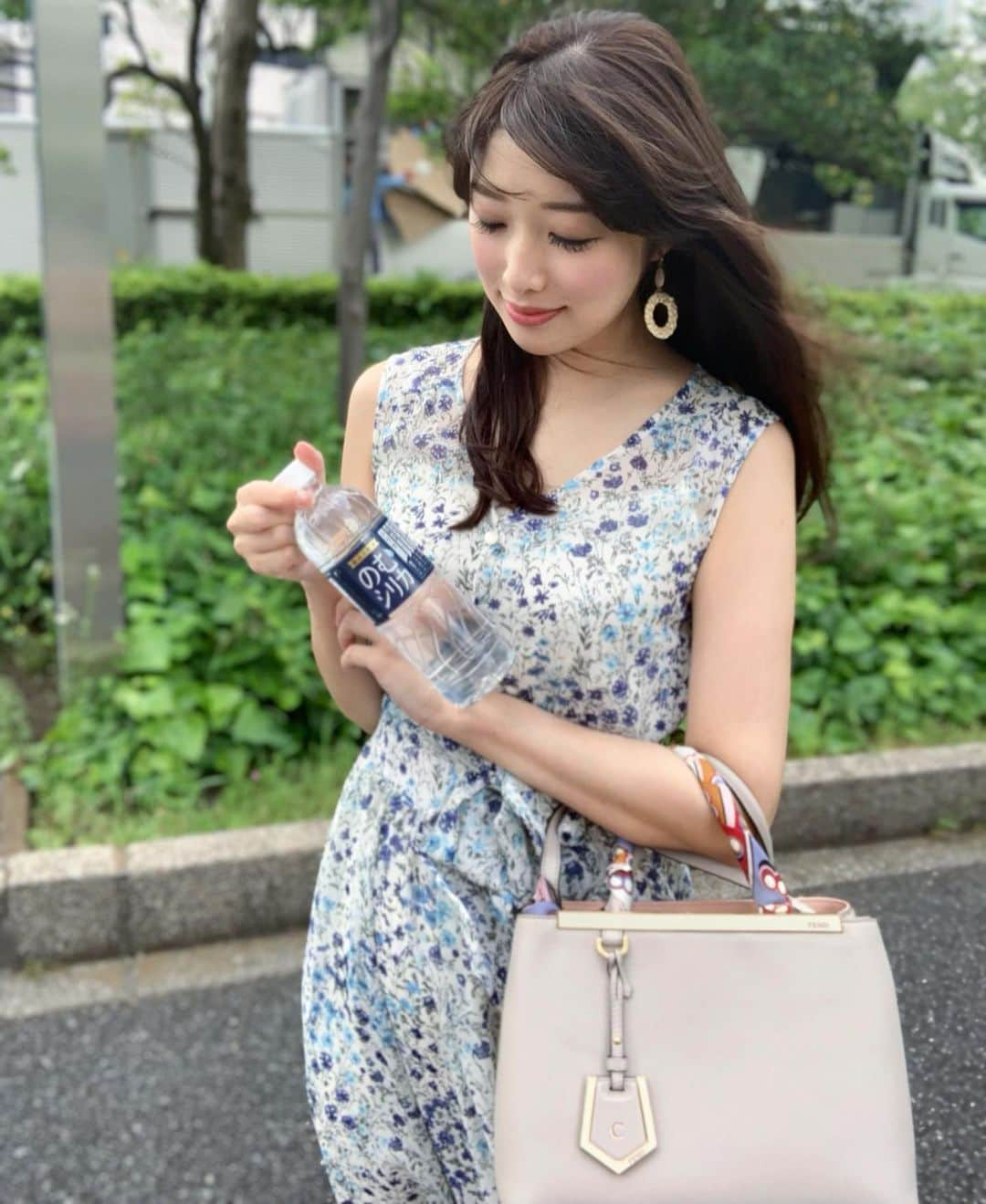 越馬千春さんのインスタグラム写真 - (越馬千春Instagram)「. . 朝起きたら飲む シリカ水✨ . 子供も飲めるそうなので、  安心して飲めます✨😊 代謝やデトックス効果で体質改善を実感出来るそうです✨ 美容、健康の為にも続けてみたいと思います‼️ . 今なら20%オフキャンペーンを実施中で、 2箱以上で送料無料だそうです♡ @nomusilica_official #シリカ#シリカ水#のむシリカ#水#子供が飲んでも安心安全 #ナチュラルミネラルウォーター#霧島天然水#美容#デトックス #ダイエット#ケイ素」5月16日 18時33分 - chiharukoshiba