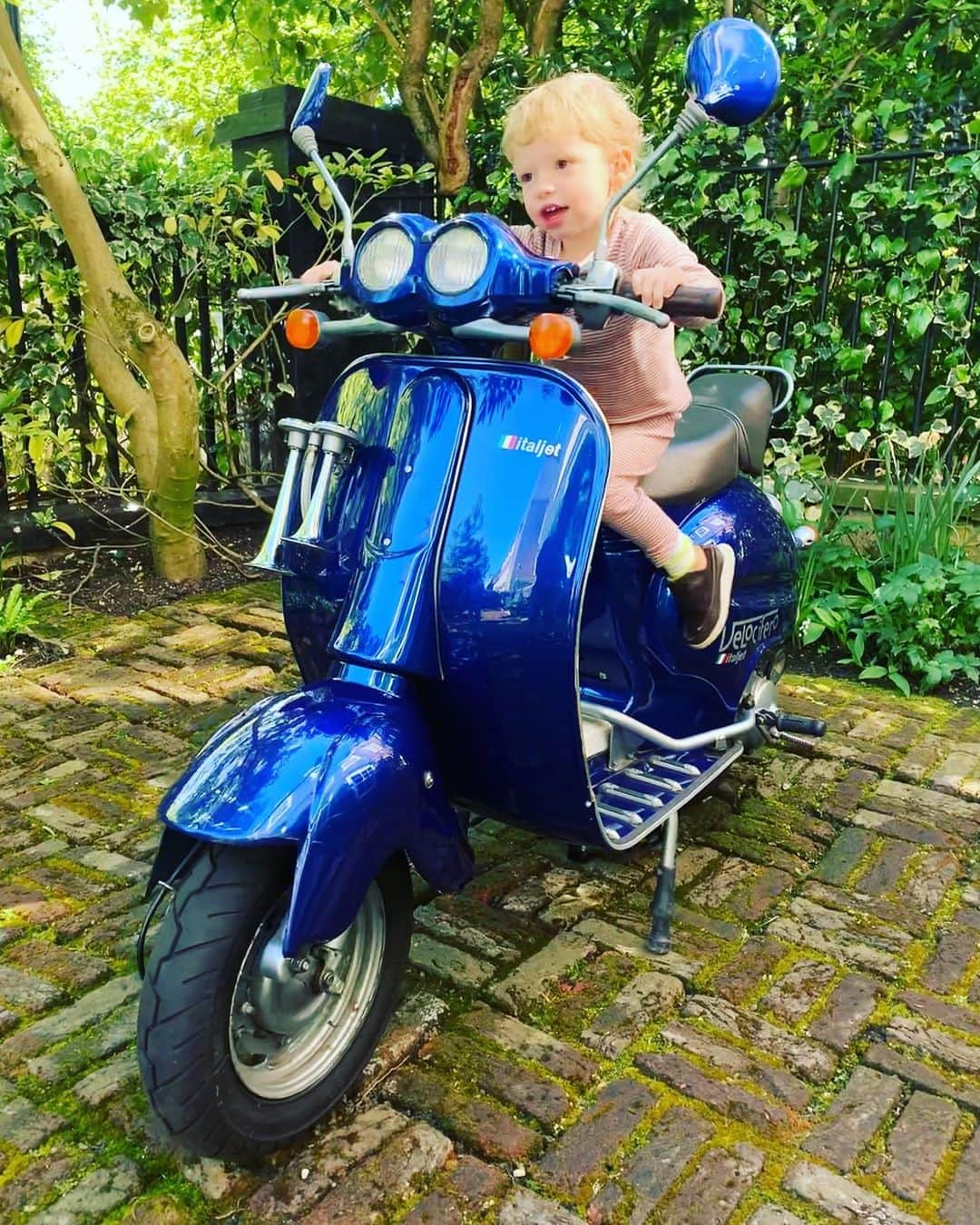 ジェイミー・オリヴァーさんのインスタグラム写真 - (ジェイミー・オリヴァーInstagram)「Something to make me happy baby River on my original Naked Chef Scooter !!! It’s still going after all these years big love joxx」5月16日 18時27分 - jamieoliver