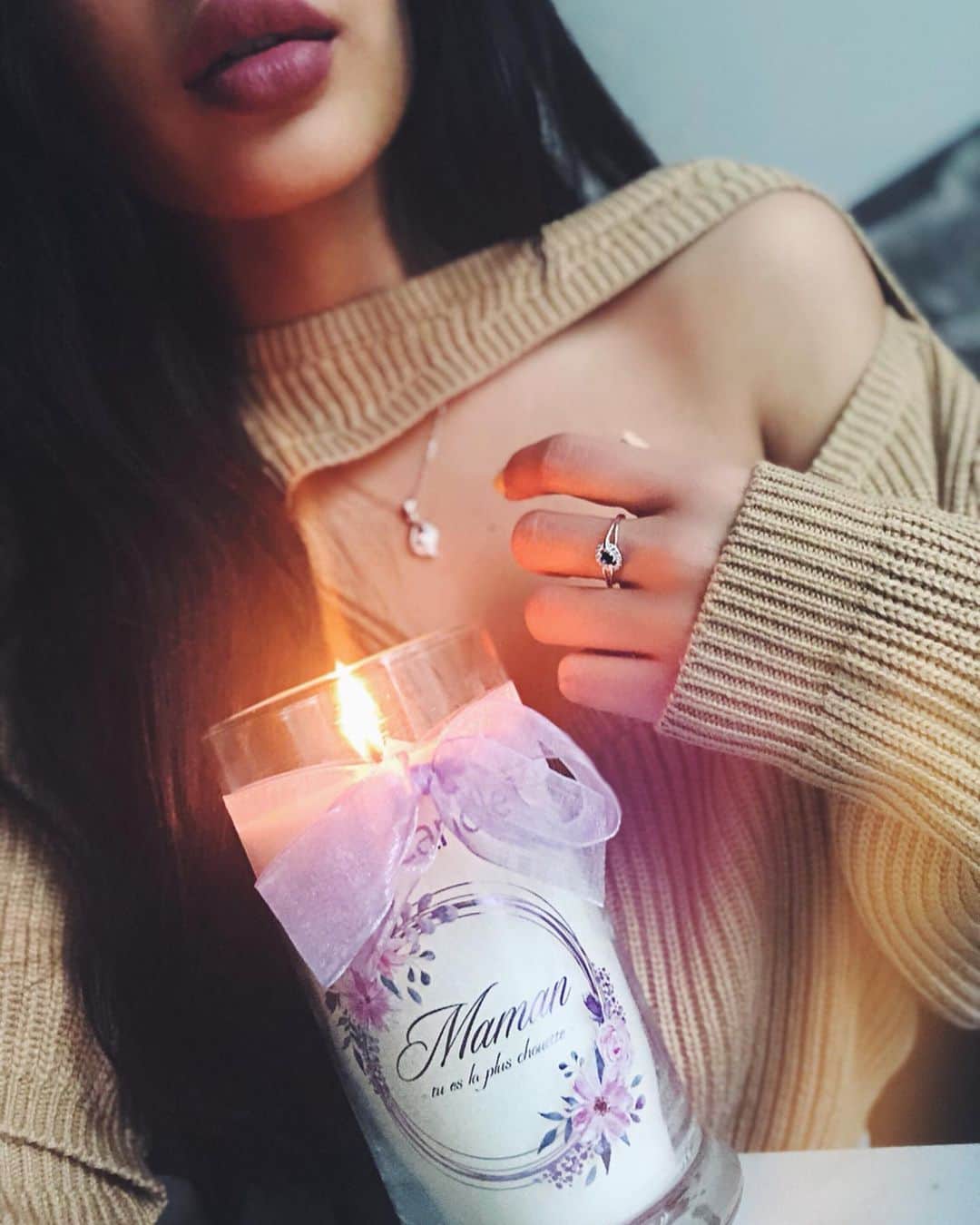 sananasのインスタグラム：「Voici les gagnantes : @elodie_elidon_gmbn,@jennifer_daguerre,@valentine.tirsit,@apollineayel,@laouarcamelia,@wendymth,@lauryne_chauvet,@gigiiie_8, .lGIVEAWAY ! I don’t need superheros, I have mom ❤️🌸 Ma Wonder woman à moi !  C’est bientôt la fête des mamans 👸🏻Si vous n’avez pas encore trouvé d’idées de cadeau sachez que le code SANAGIFT vous donne -10% sur tout le site de Jewel Candle 💎 jusqu’au 31 mai 😍Une bougie, un bijou et une jolie jarre où mettre pleins de choses une fois vide : un beau cadeau 3en1 cadeau 💝  Ce n’est pas tout ! Avec @JewelCandleFr on a décidé de vous faire gagner 8 bougies (pas forcément celle sur la photo) 🕯😱 ! Pour participer il vous suffit de : -Liker cette photo ✅ -Être abonné au compte de @JewelCandleFr (et au mien) ✅ -Poster un commentaire avec le mot qui décrit le plus votre maman et tagguer 2 amis. ✅ . Vous avez jusqu’au 19 mai 23h59 pour participer ! Les gagnants seront annoncés le 20 mai au soir sous ce post 🍀Good luck mes ananas 💚 . #JewelCandle #BougieBijou #FeteDesMere #Giveaway #Concours」