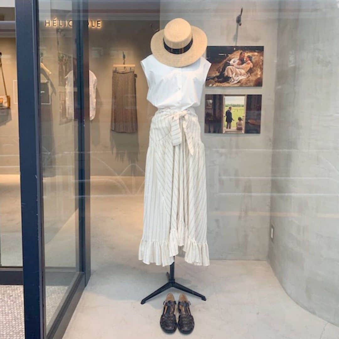 エリオポールのインスタグラム：「5.15.-6.9. “コレット”SCENE EXHIBITION  ココ・シャネルに愛され、オードリー・ヘップバーンを見出した、実在の小説家シドニー＝ガブリエル・コレット。 「クロディーヌ」シリーズに加え、「シュリ」「青い麦」「夜明け」「ジジ」などの傑作を世に送り出し、舞台化や映画化も多くされている。 フランス人女性で初めて国葬されるなど、国民から愛された一人の女性の自由で意思のある生きざまにエリオポールも共感し、サポートいたします。 キーラ・ナイトレイが着こなすスタイルに合わせ、エリオポールからはクラシックなジャケットやシャツを揃えておりますので、ぜひご覧ください。  開催店舗 代官山/丸の内/日本橋/横浜(5/21～)/札幌  5.17（金）TOHOシネマズ シャンテ、新宿武蔵野館ほか全国順次ロードショー https://colette-movie.jp/ . . #colette #movie #cinema # #HELIOPOLE #KeiraKnightley #コレット #シネマ #エリオポール #キーラナイトレイ」