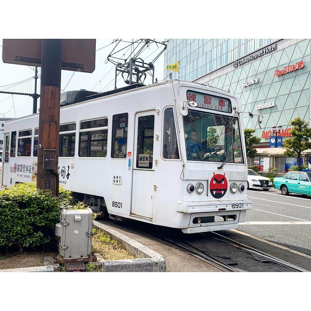 三谷紬さんのインスタグラム写真 - (三谷紬Instagram)「* 先週Abema的ニュースショーで 岡山県へロケに行きました！🥰 . 『三谷の知らない事件簿』 企画ロケのためです。 実は初めて岡山県に行きました🤭 岡山といえば桃太郎🍑 1枚目:生まれたての桃太郎👦 2枚目:お供した猿🐒 3枚目:桃太郎と仲間たち 4枚目:駅前の大通りの名前が“桃太郎大通り”🧚‍♀️ 5枚目:路面電車🚎！ラッピングが桃太郎☺️ とまあ、街中 桃太郎だらけで 本当に可愛かったです😍 . 桃太郎といえば桃🍑ですが 桃味のお菓子やアイスもたくさん売っていて、 私も帰りの新幹線で 白桃アイスを食べました🍧（6枚目） 街頭インタビューなどもさせて頂きましたが、 岡山の皆さん本当に気さくで 足を止めてくださいました。 ご協力頂いた皆様、 本当にありがとうございました！ * #岡山#ロケ#岡山駅#ももたろう#桃太郎#桃#もも#peach#🍑#猿#monkey#路面電車#abematv #abemanews#abema的ニュースショー#出張#テレビ朝日#テレ朝#アナウンサー#三谷紬」5月16日 18時39分 - mitani_tsumugi