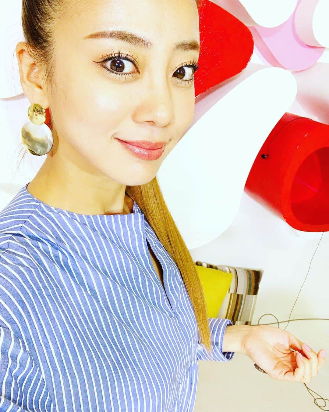 あびる優さんのインスタグラム写真 - (あびる優Instagram)「☺️💄💋 最近は大ぶりなピアスが気になるー❣️ 色々、集め中😊✨ #make#makeup#selfie#akte#メイク#メイクアップ#ヘアメイク#ピアス#衣装#アクテ」5月16日 18時40分 - yuabiru74